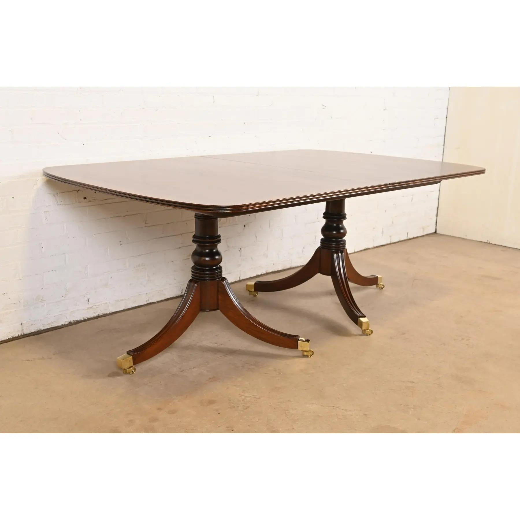Américain Henredon table de salle à manger géorgienne à double piédestal en acajou à bandes, nouvellement revernie en vente