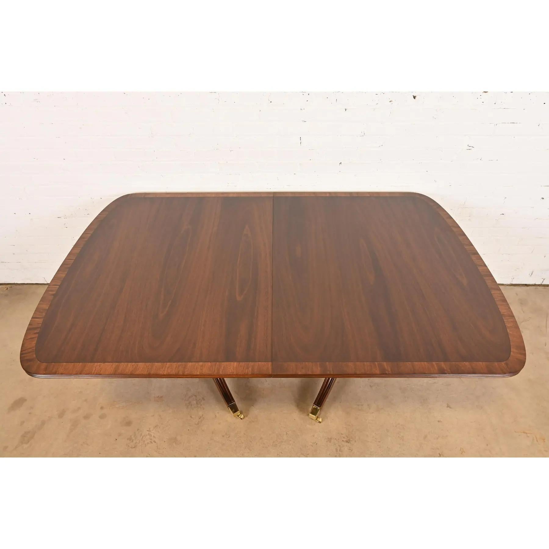 Henredon table de salle à manger géorgienne à double piédestal en acajou à bandes, nouvellement revernie Bon état - En vente à South Bend, IN