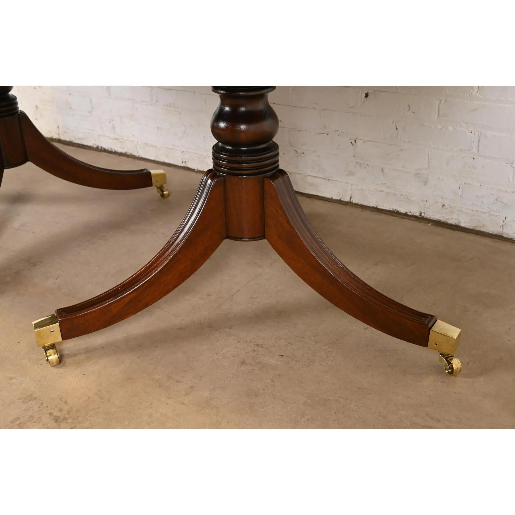 Laiton Henredon table de salle à manger géorgienne à double piédestal en acajou à bandes, nouvellement revernie en vente