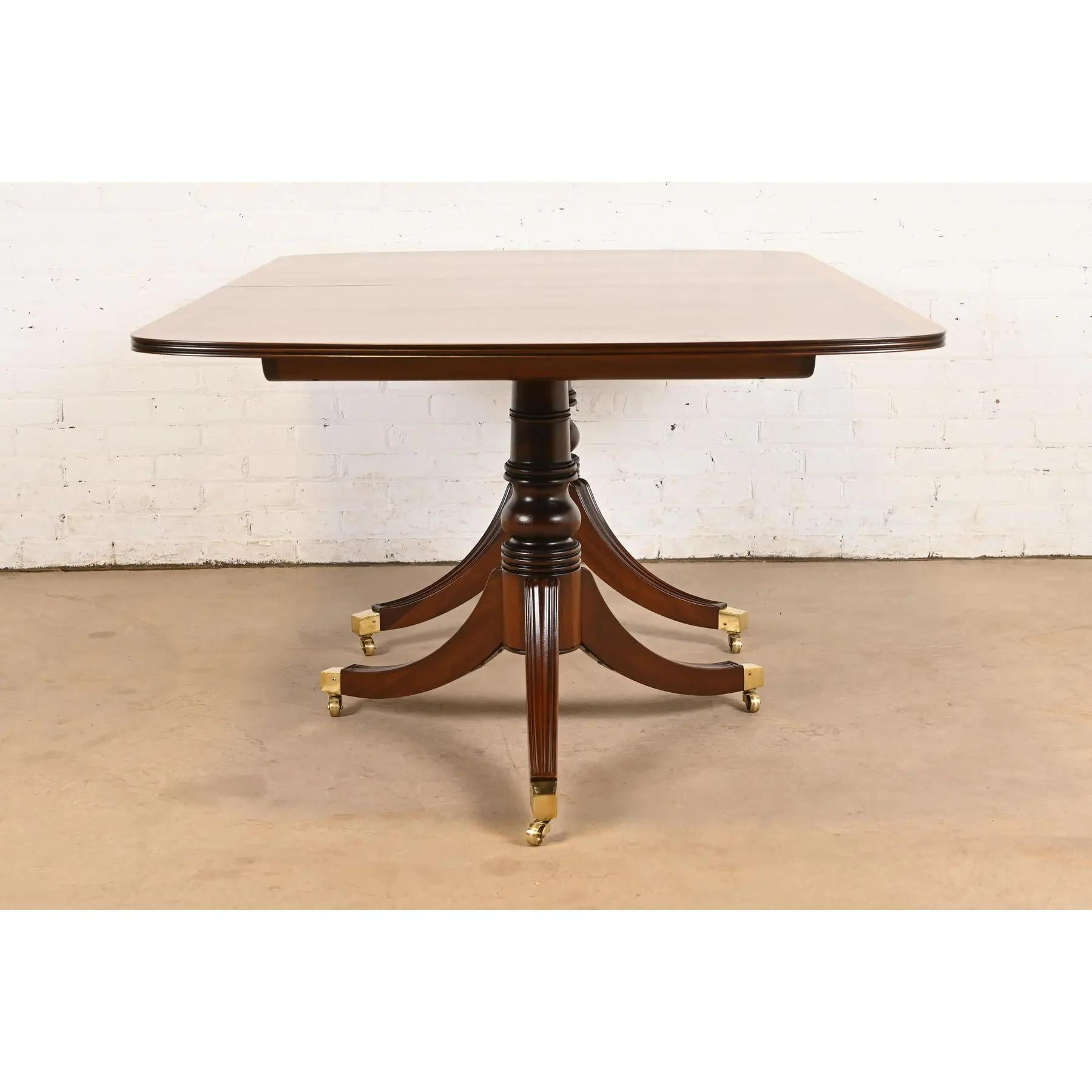 Henredon table de salle à manger géorgienne à double piédestal en acajou à bandes, nouvellement revernie en vente 1