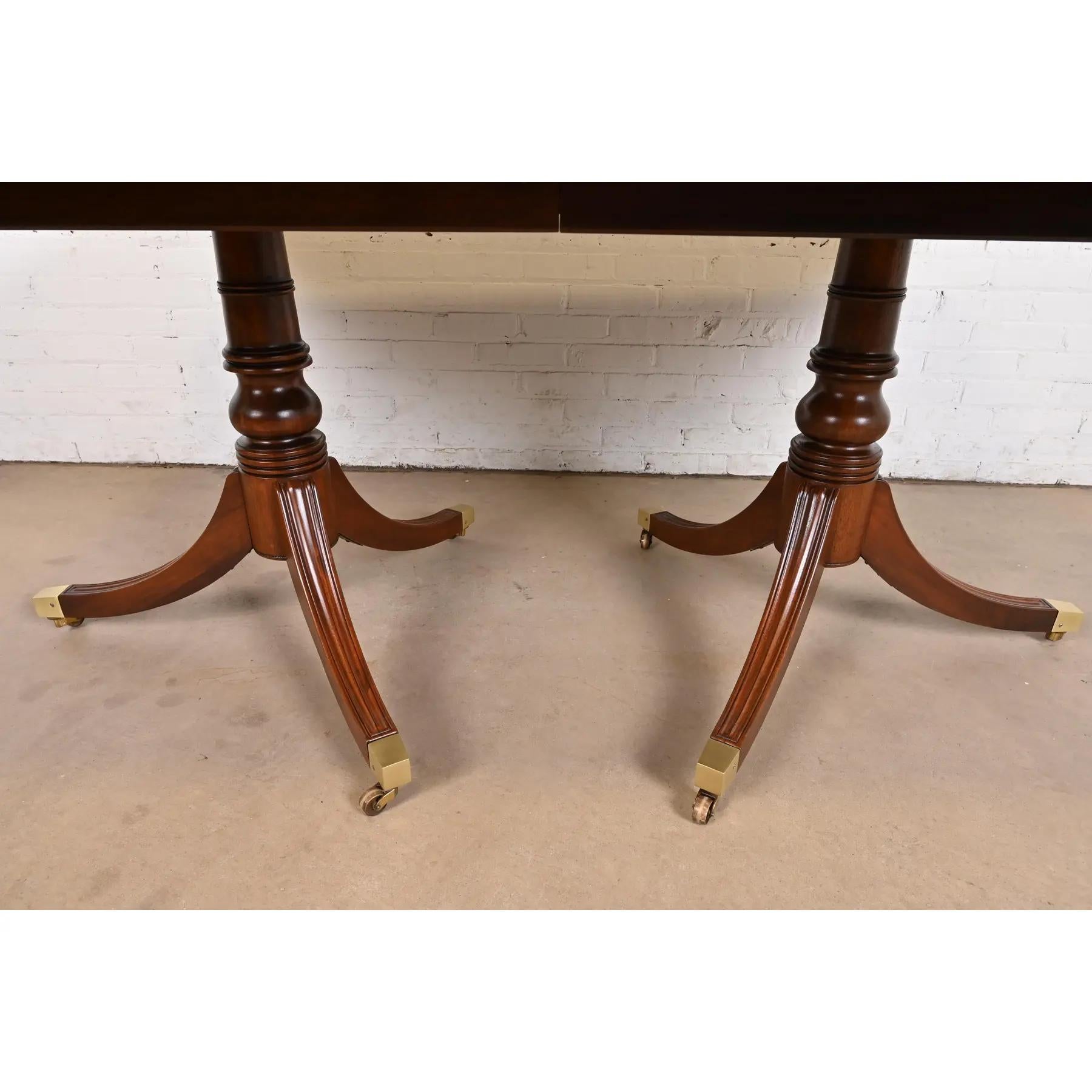 Table de salle à manger géorgienne Henredon à double piédestal en acajou, revernie en vente 3