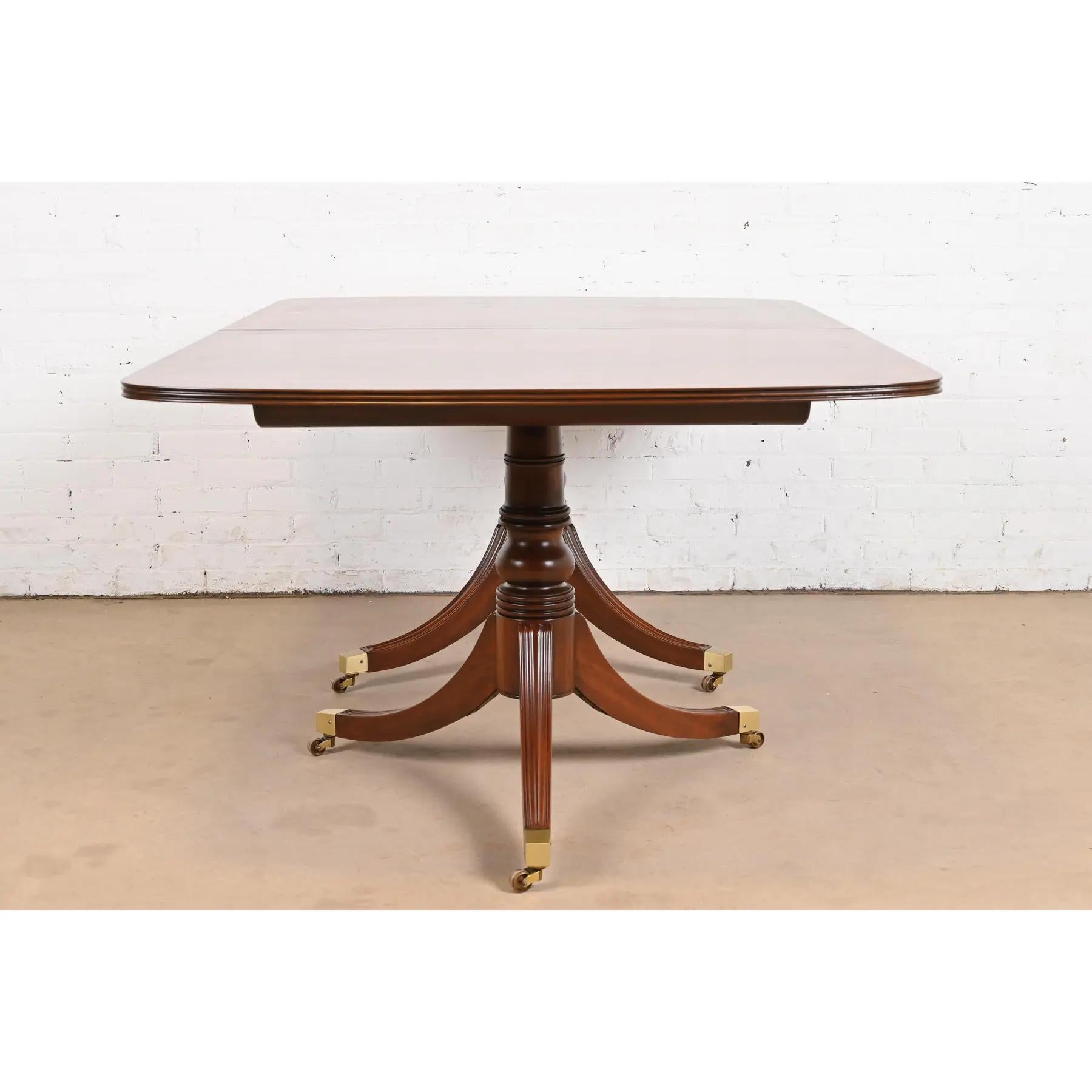 Table de salle à manger géorgienne Henredon à double piédestal en acajou, revernie en vente 4
