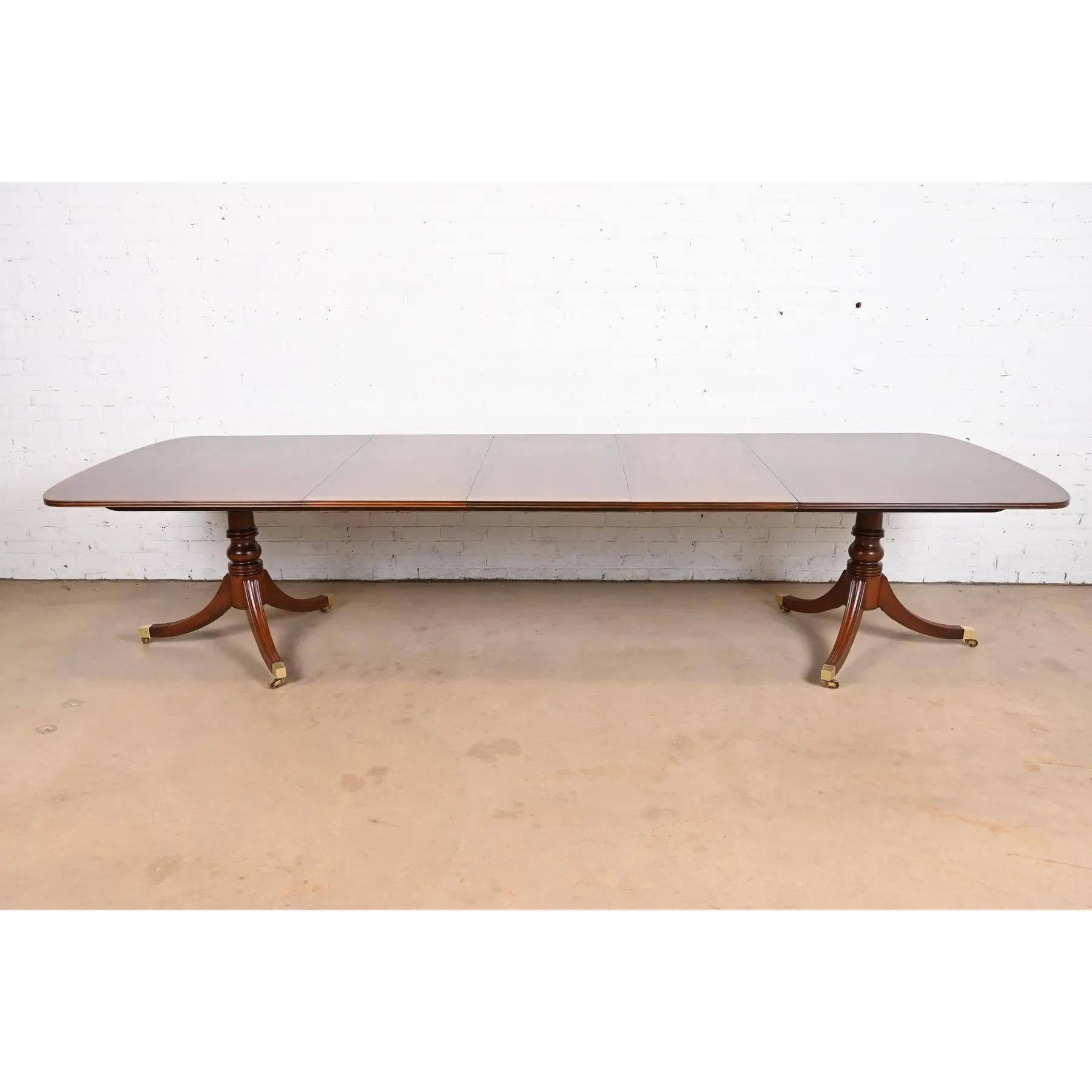 Georgien Table de salle à manger géorgienne Henredon à double piédestal en acajou, revernie en vente