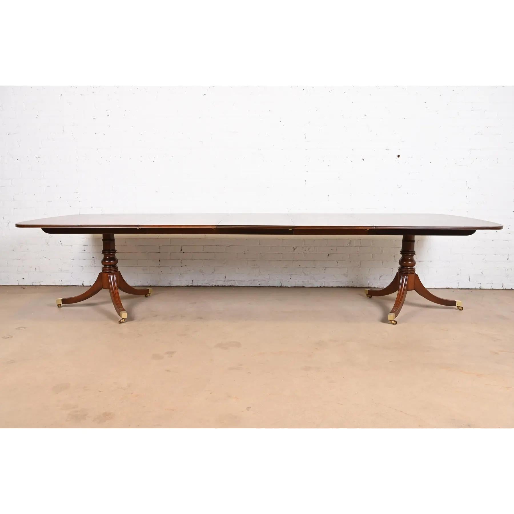 Américain Table de salle à manger géorgienne Henredon à double piédestal en acajou, revernie en vente