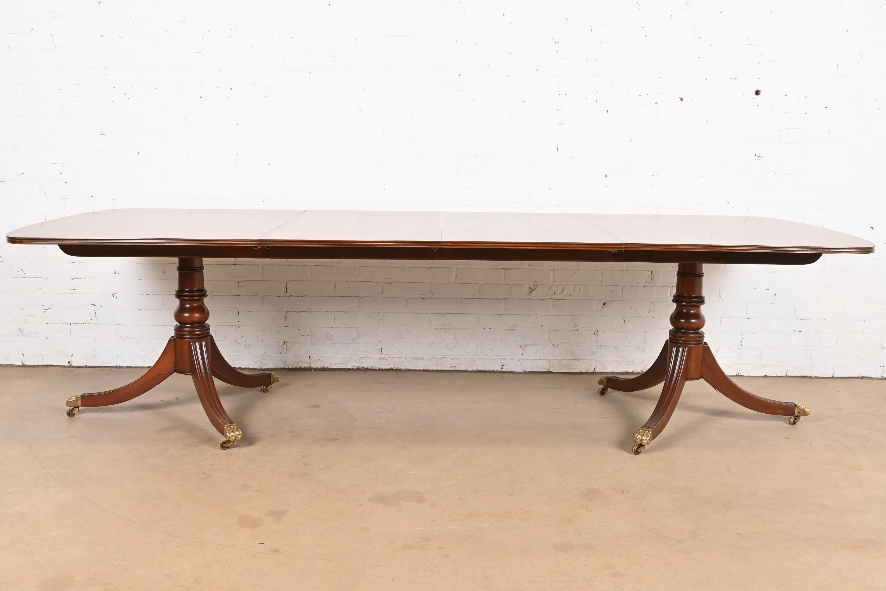 Henredon Georgian Banded Mahogany Double Pedestal Dining Table, Refinished In Good Condition For Sale In South Bend, IN