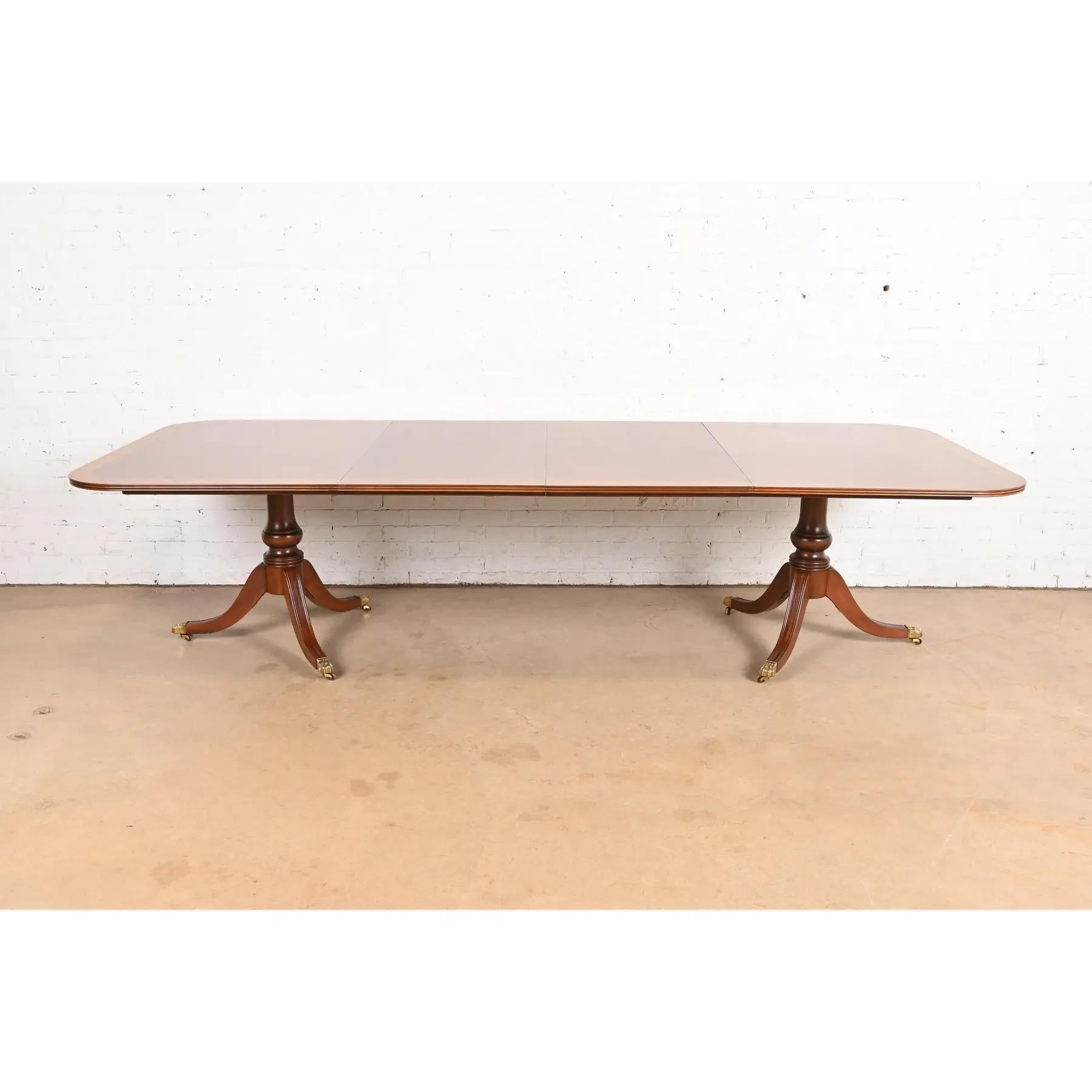 Henredon Georgian Banded Mahogany Double Pedestal Dining Table, Refinished In Good Condition For Sale In South Bend, IN