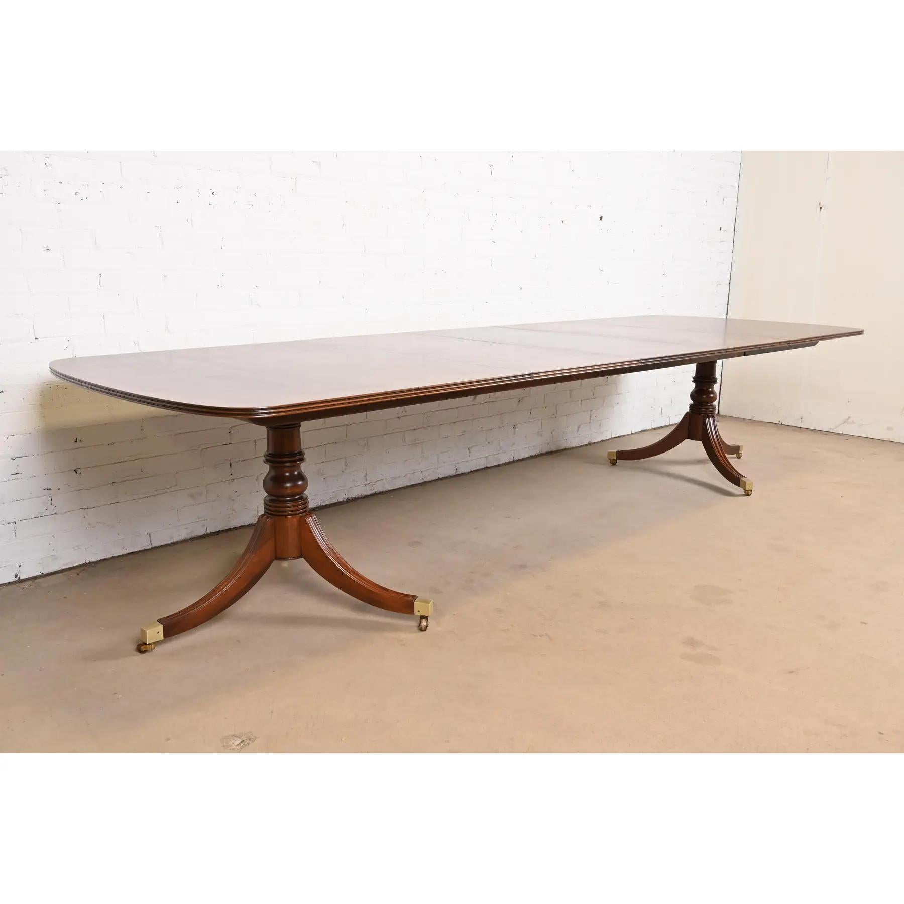 Table de salle à manger géorgienne Henredon à double piédestal en acajou, revernie Bon état - En vente à South Bend, IN