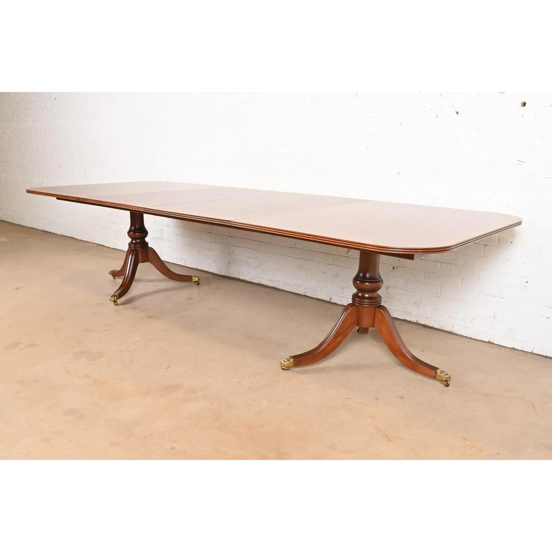 20th Century Henredon Georgian Banded Mahogany Double Pedestal Dining Table, Refinished For Sale