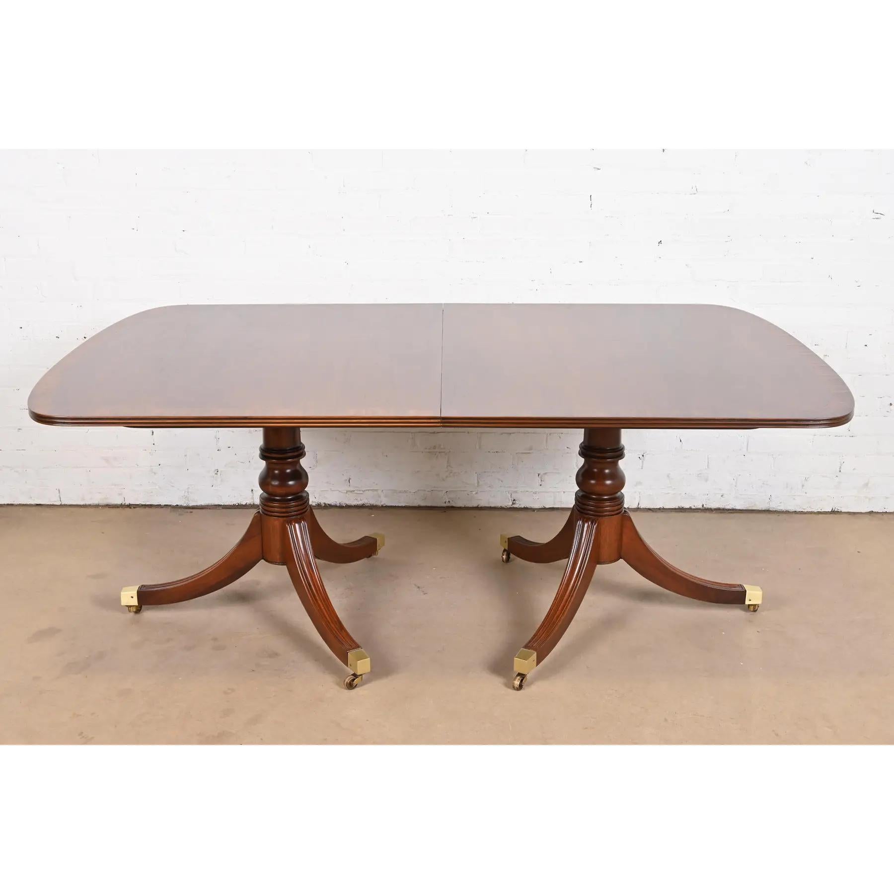 Laiton Table de salle à manger géorgienne Henredon à double piédestal en acajou, revernie en vente