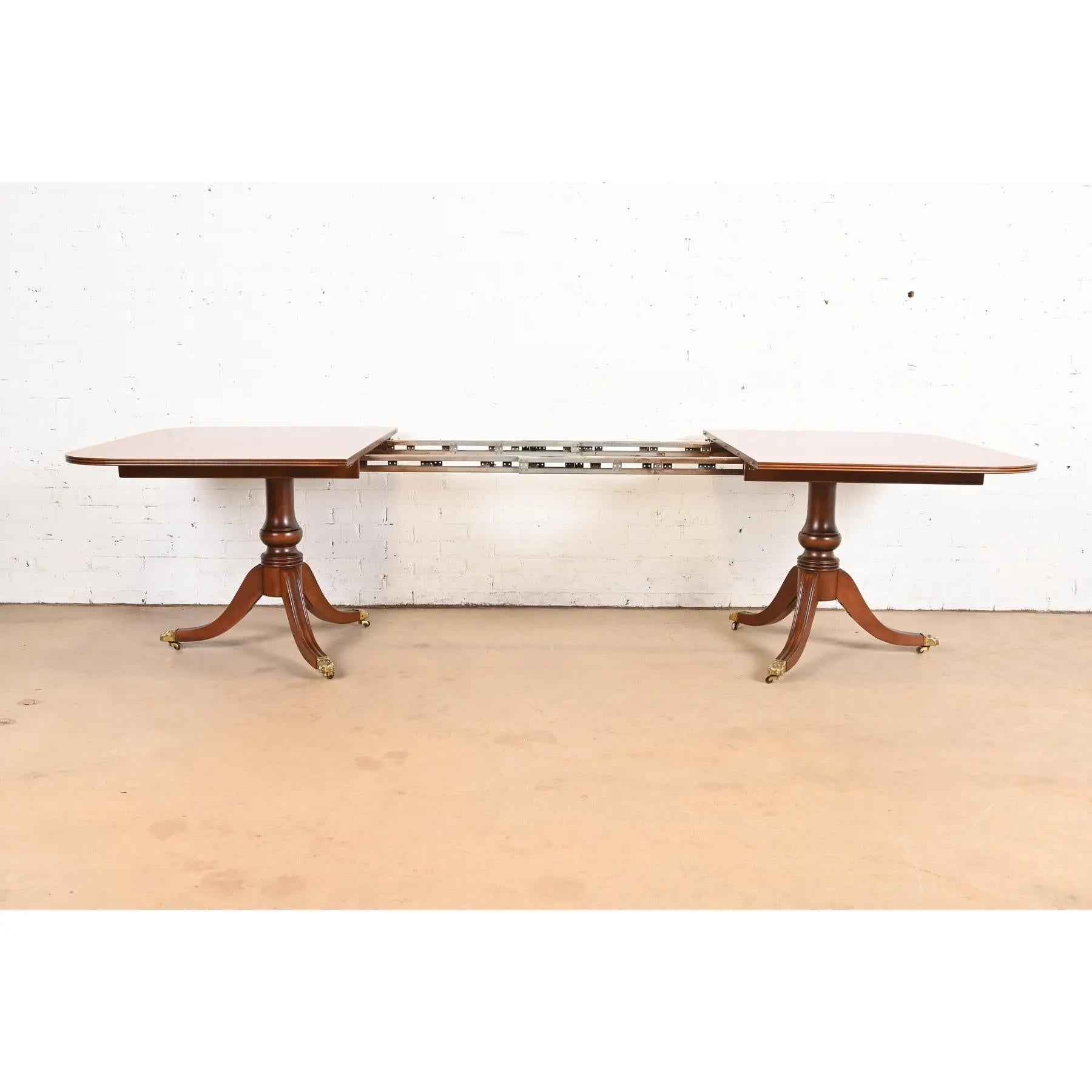 Henredon Georgian Banded Mahogany Double Pedestal Dining Table, Refinished For Sale 1