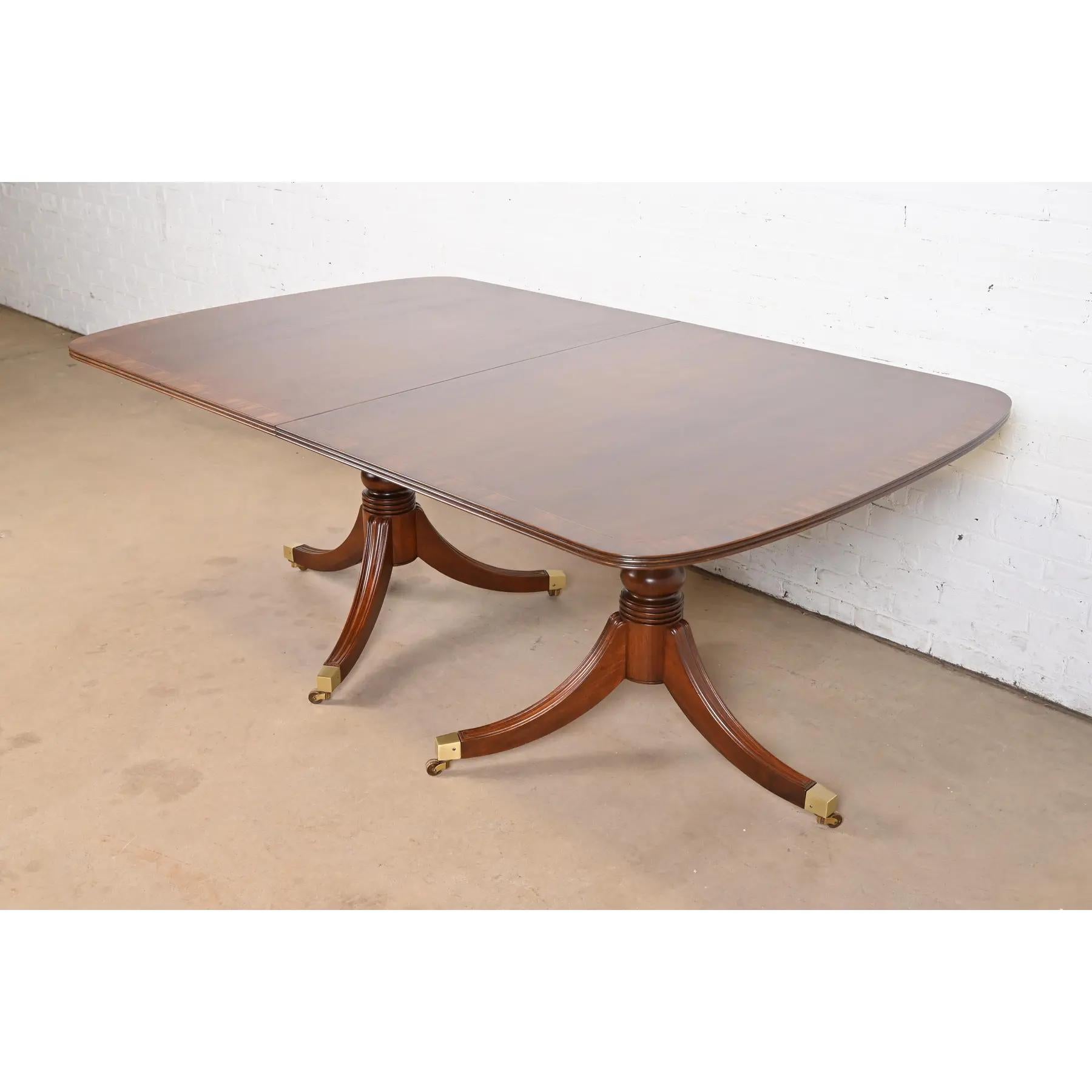 Table de salle à manger géorgienne Henredon à double piédestal en acajou, revernie en vente 1