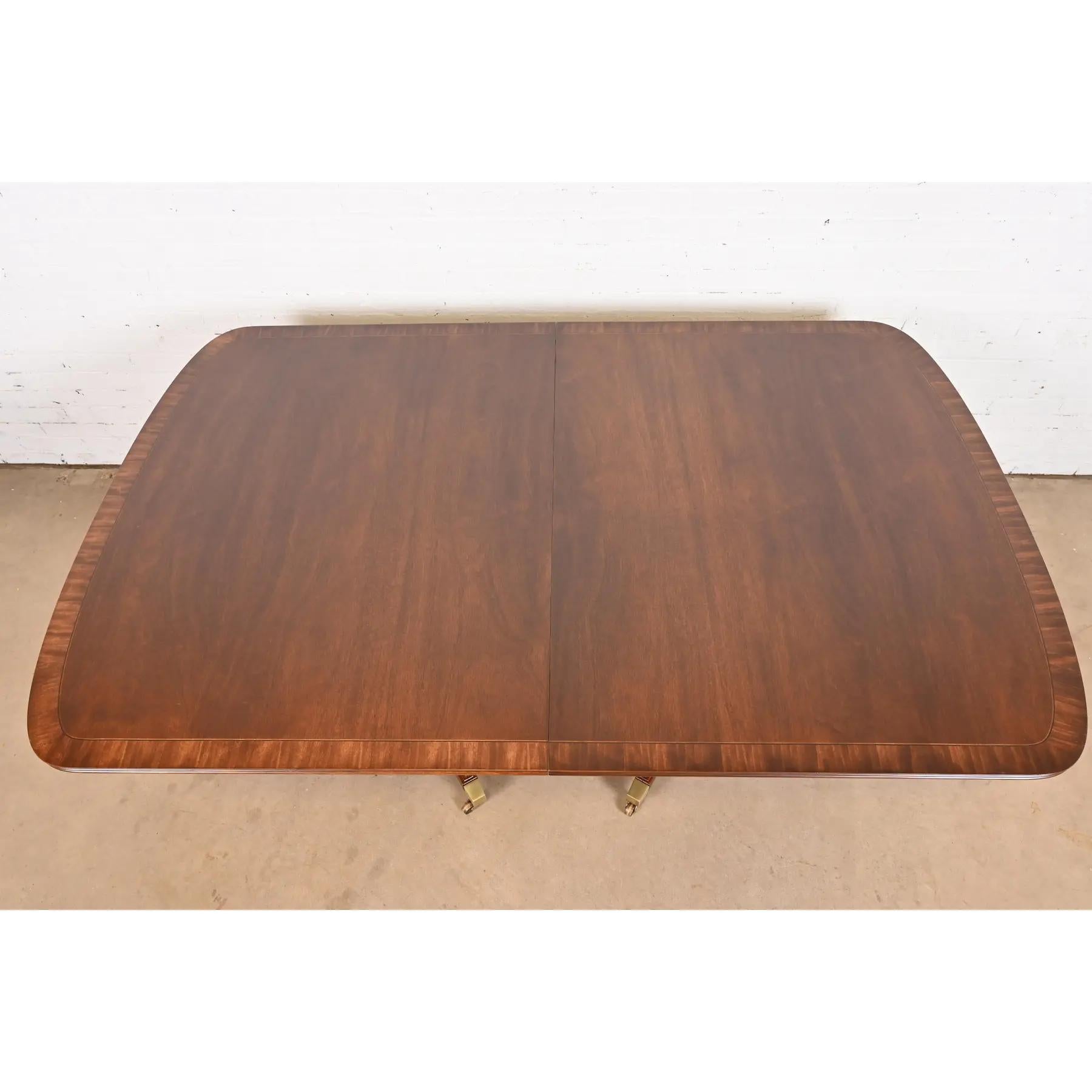 Table de salle à manger géorgienne Henredon à double piédestal en acajou, revernie en vente 2