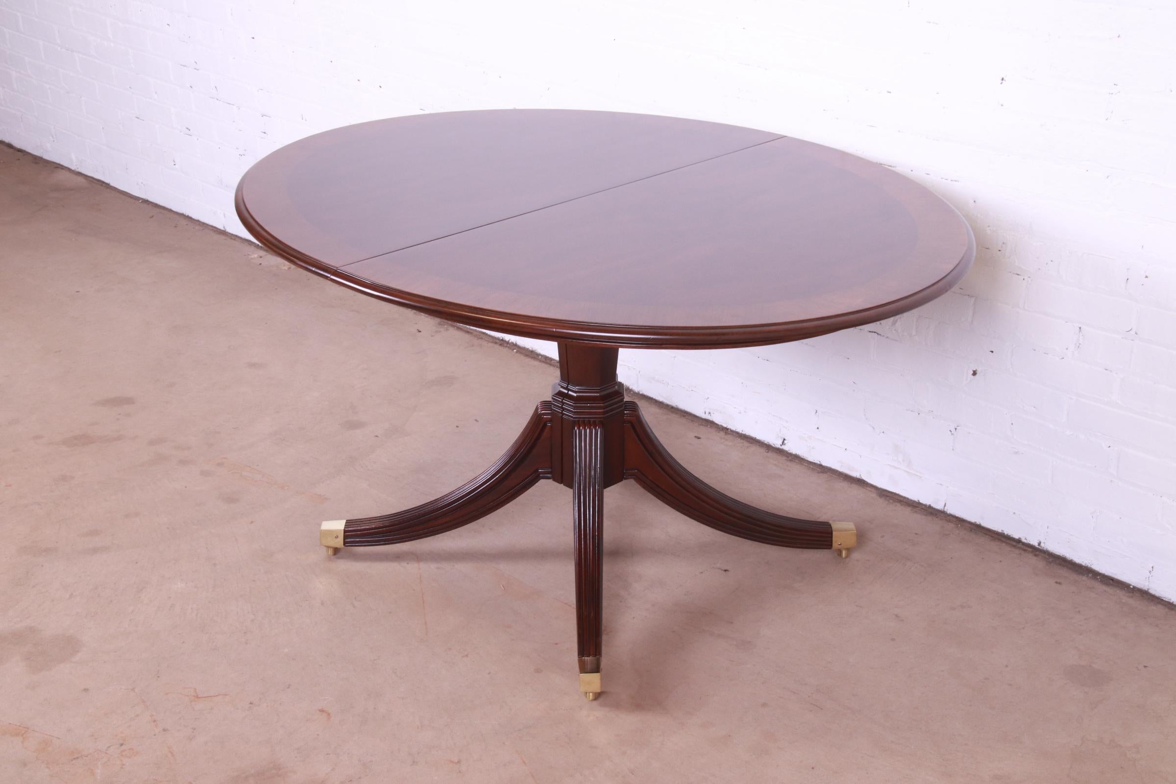 20th Century Henredon Georgian Banded Mahogany Double Pedestal Extension Dining Table
