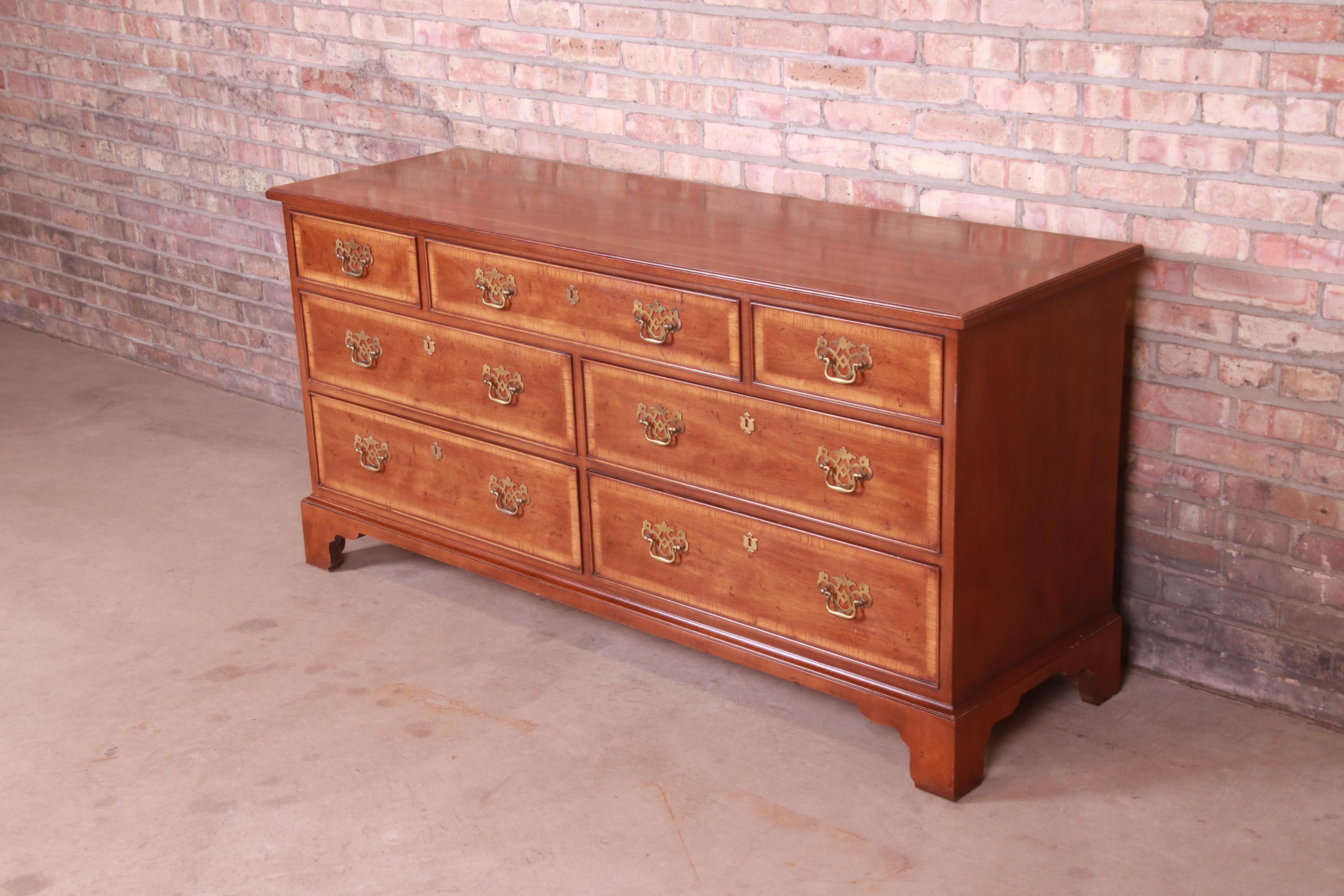 Henredon Georgian Banded Mahogany Dresser or Credenza In Good Condition In South Bend, IN