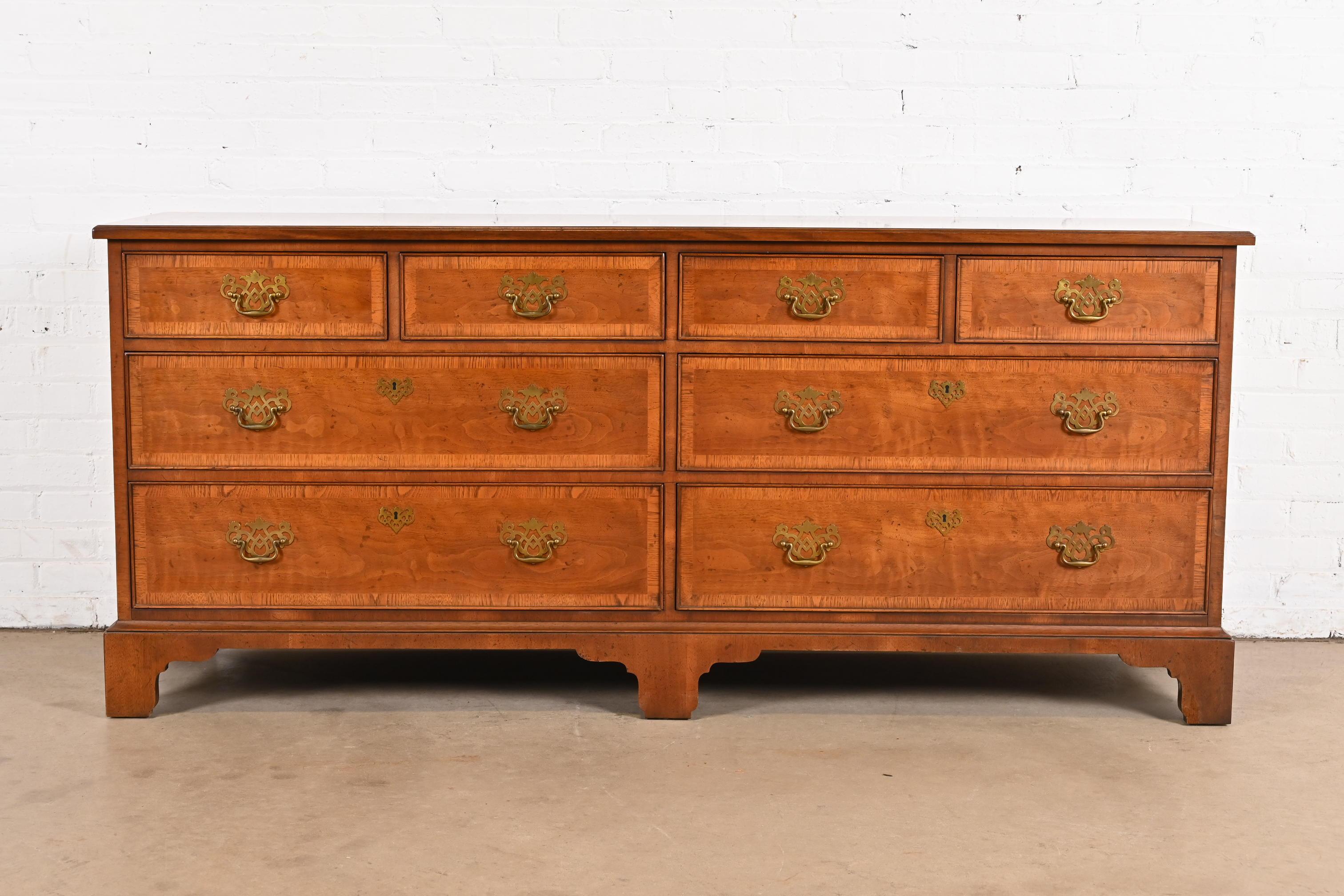 Eine prächtige Doppelkommode mit acht Schubladen im georgianischen oder Chippendale-Stil

Von Henredon, Collection'S 