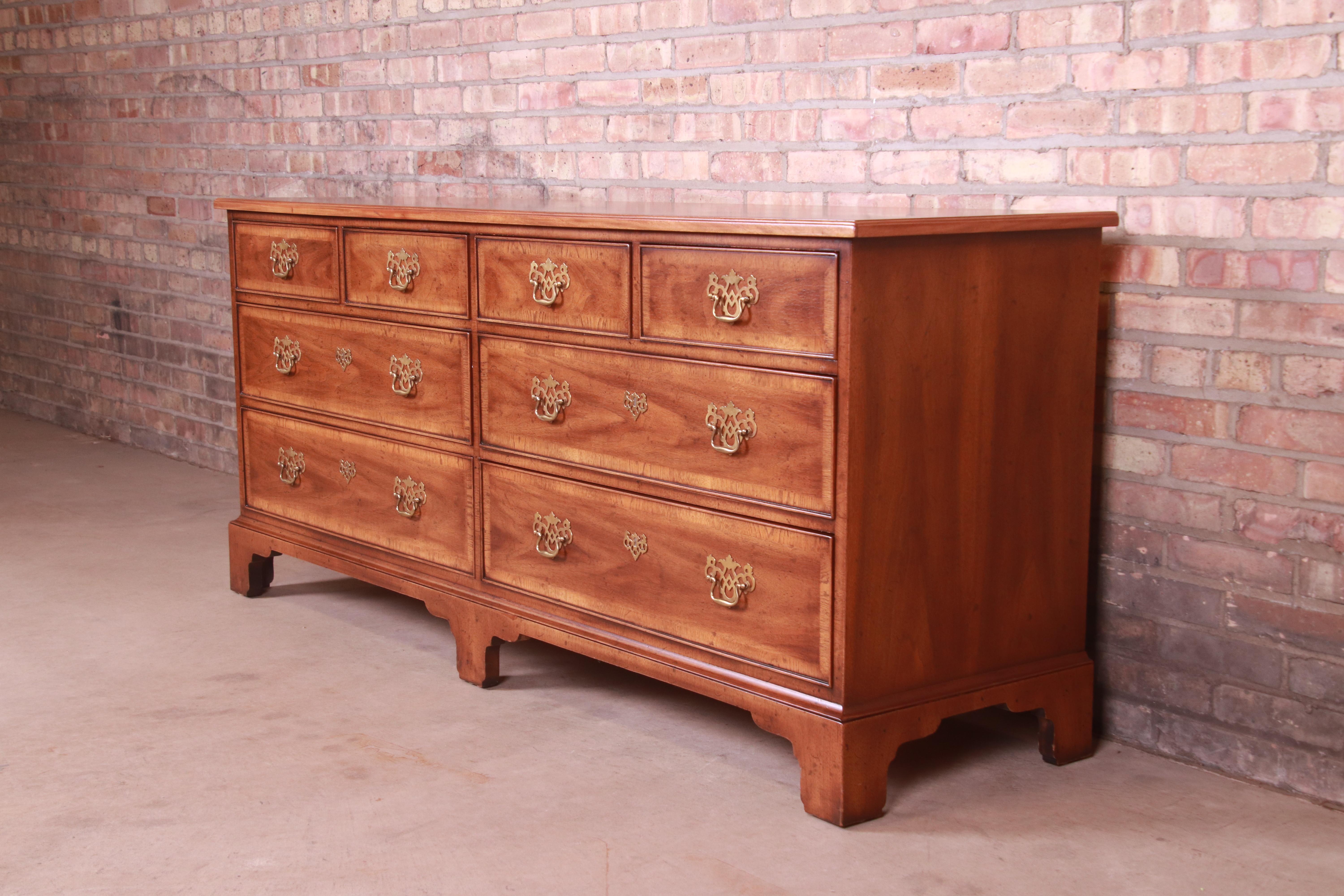 Henredon Georgian Banded Mahogany Eight-Drawer Dresser or Credenza In Good Condition In South Bend, IN