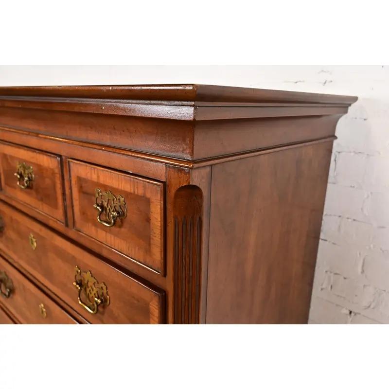 Henredon Georgian Banded Mahogany Highboy Dresser in vendita 4