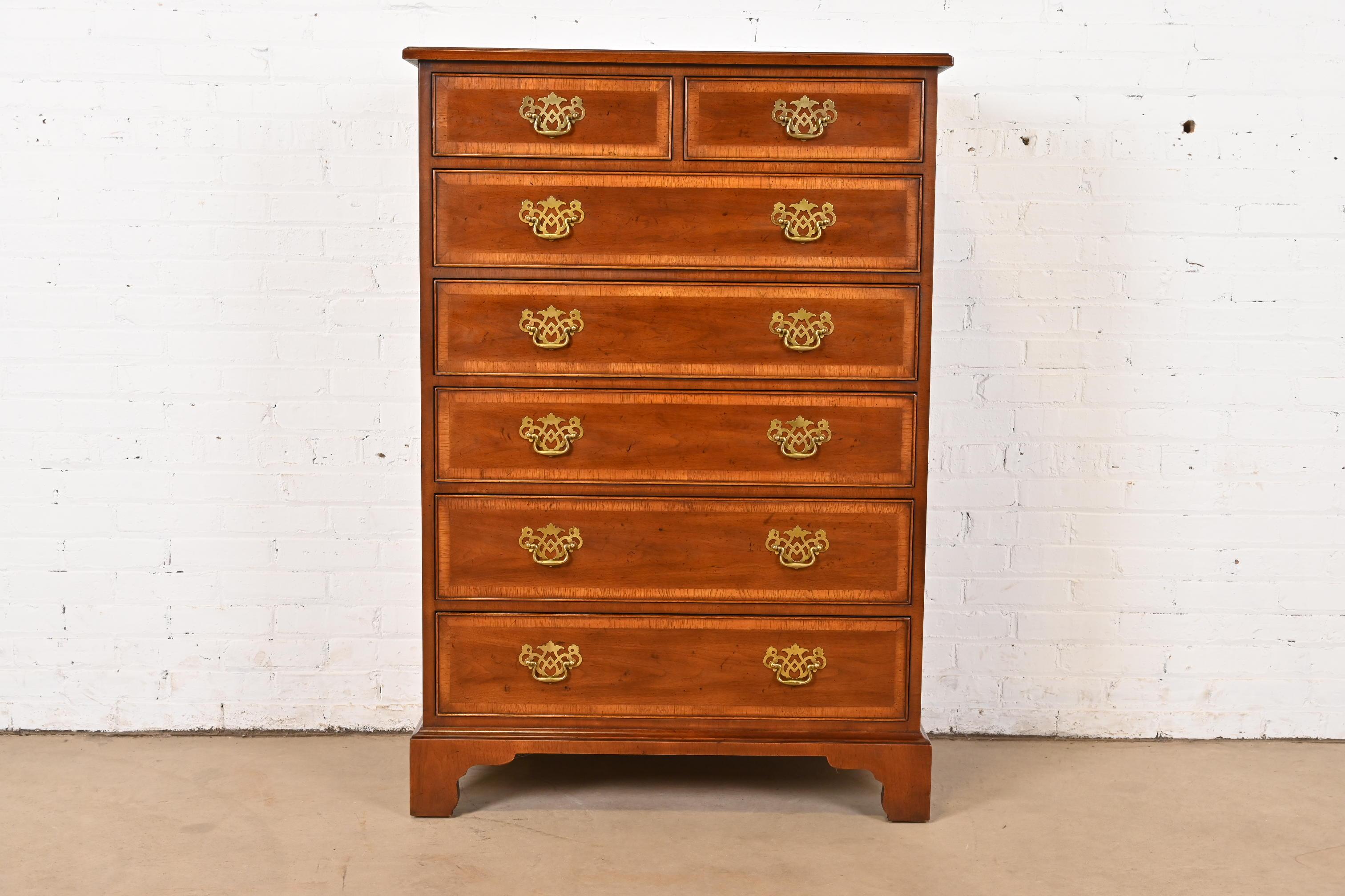 Un eccezionale comò highboy in stile georgiano o Chippendale

Da Henredon

USA, circa anni '1980

Splendido mogano a fasce, con ferramenta originale in ottone.

Misure: 36