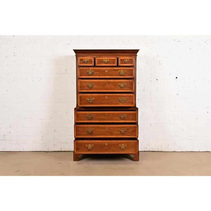 Fine XX secolo Henredon Georgian Banded Mahogany Highboy Dresser in vendita