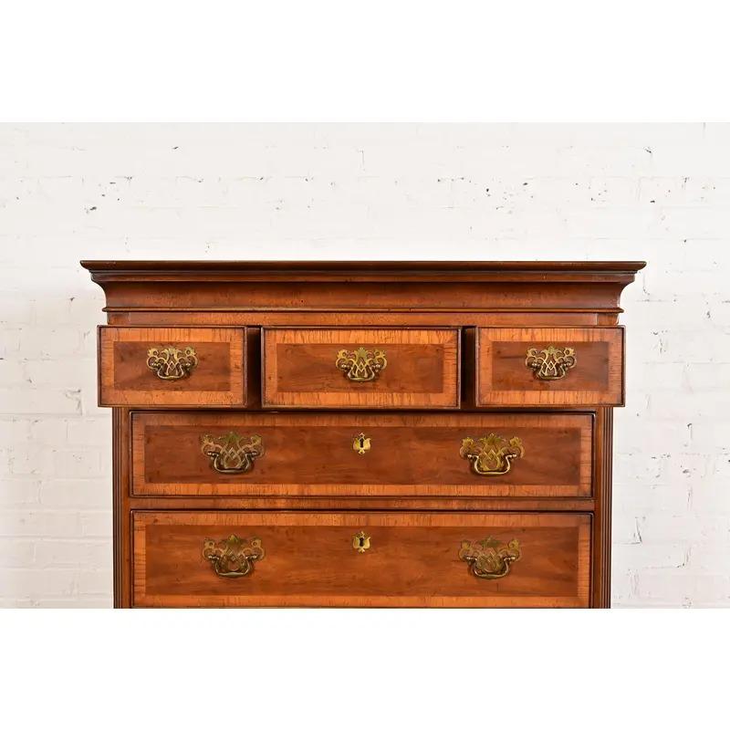 Henredon Georgian Banded Mahogany Highboy Dresser in vendita 1