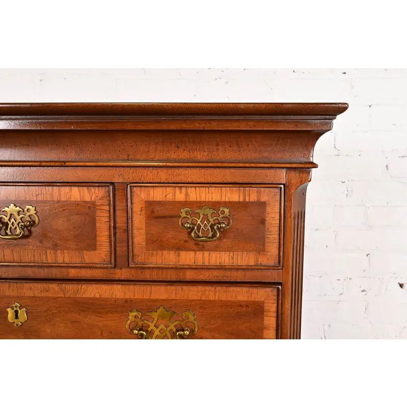 Henredon Georgian Banded Mahogany Highboy Dresser in vendita 2