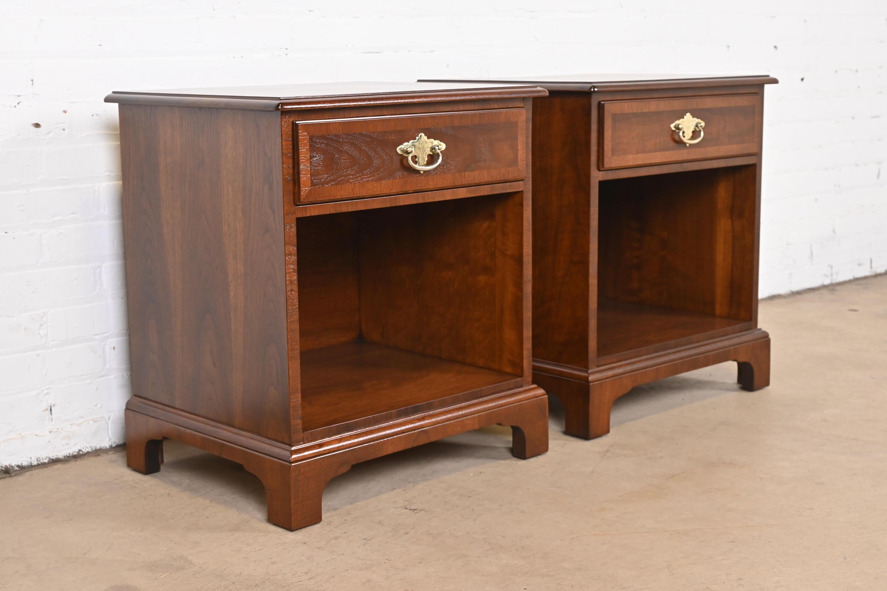 A gorgeous pair of Georgian or Chippendale style nightstands

By Henredon.

USA, Circa 1980s.

Banded mahogany, with original brass hardware.

Measures: 22