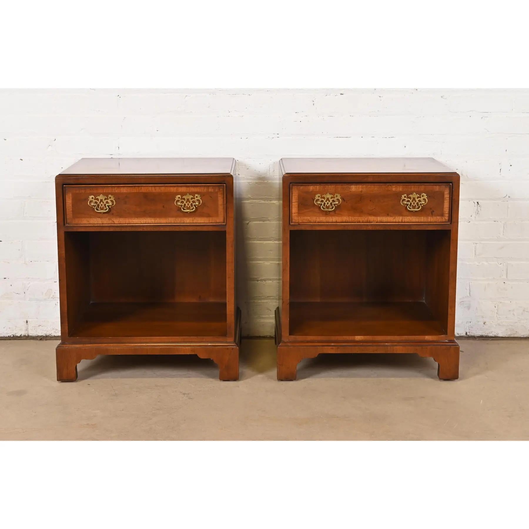 A gorgeous pair of Georgian or Chippendale style nightstands

By Henredon

USA, 1980s

Banded mahogany, with original brass hardware.

Each measures: 21