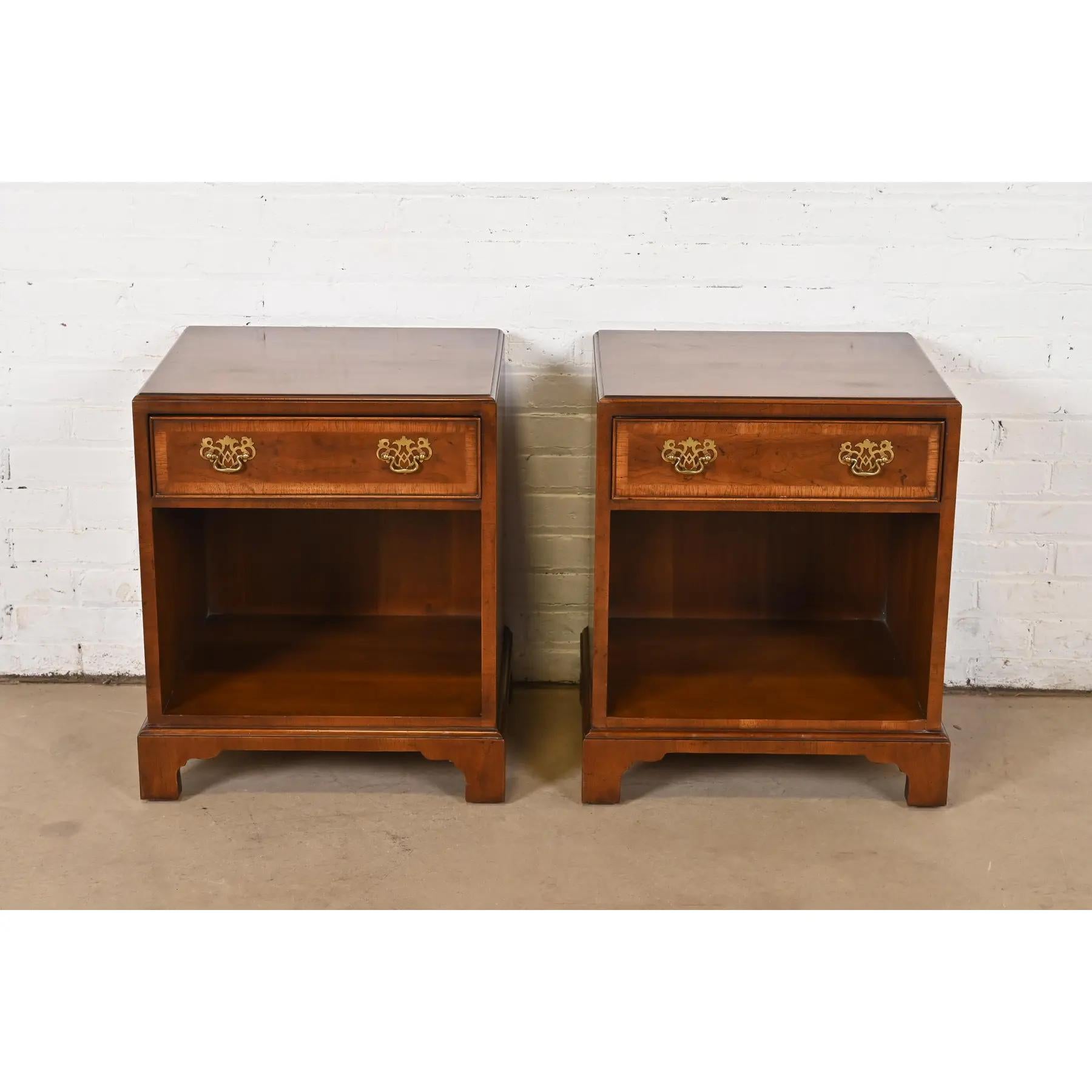 Chippendale Henredon Georgian Banded Mahogany Nightstands, Pair