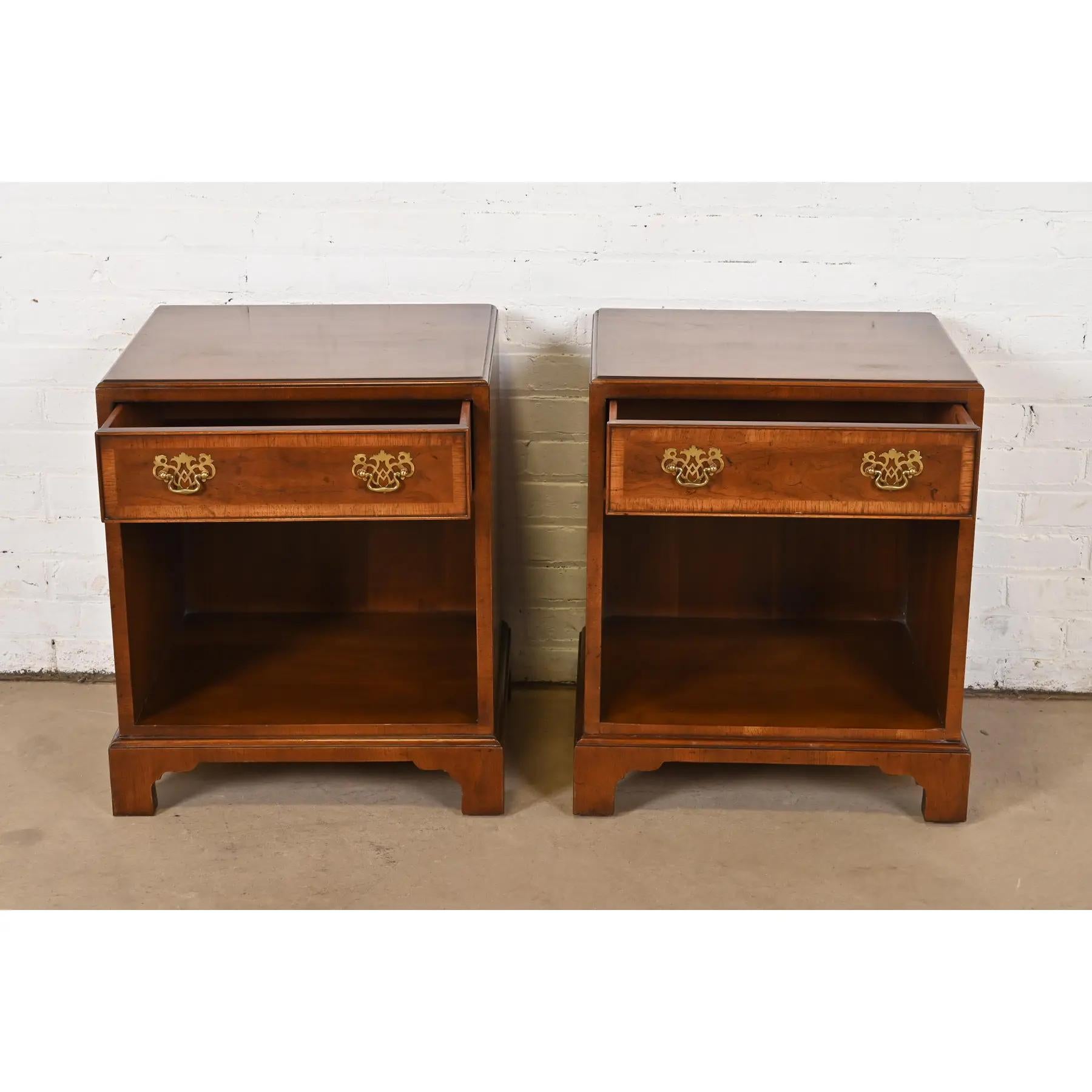Henredon Georgian Banded Mahogany Nightstands, Pair In Good Condition In South Bend, IN