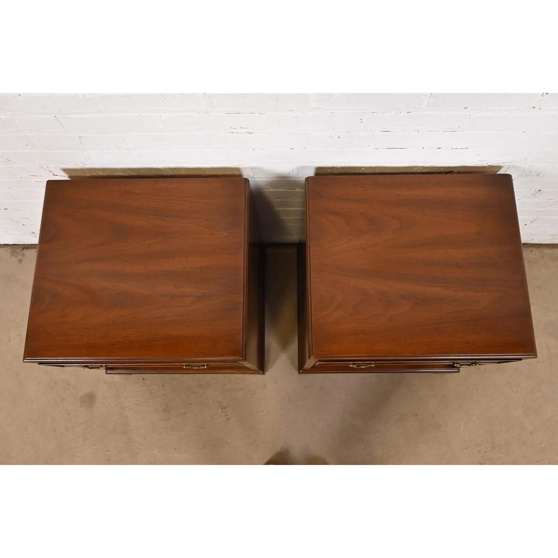 Paire de tables de nuit en acajou à bandes de style géorgien, Henredon 2