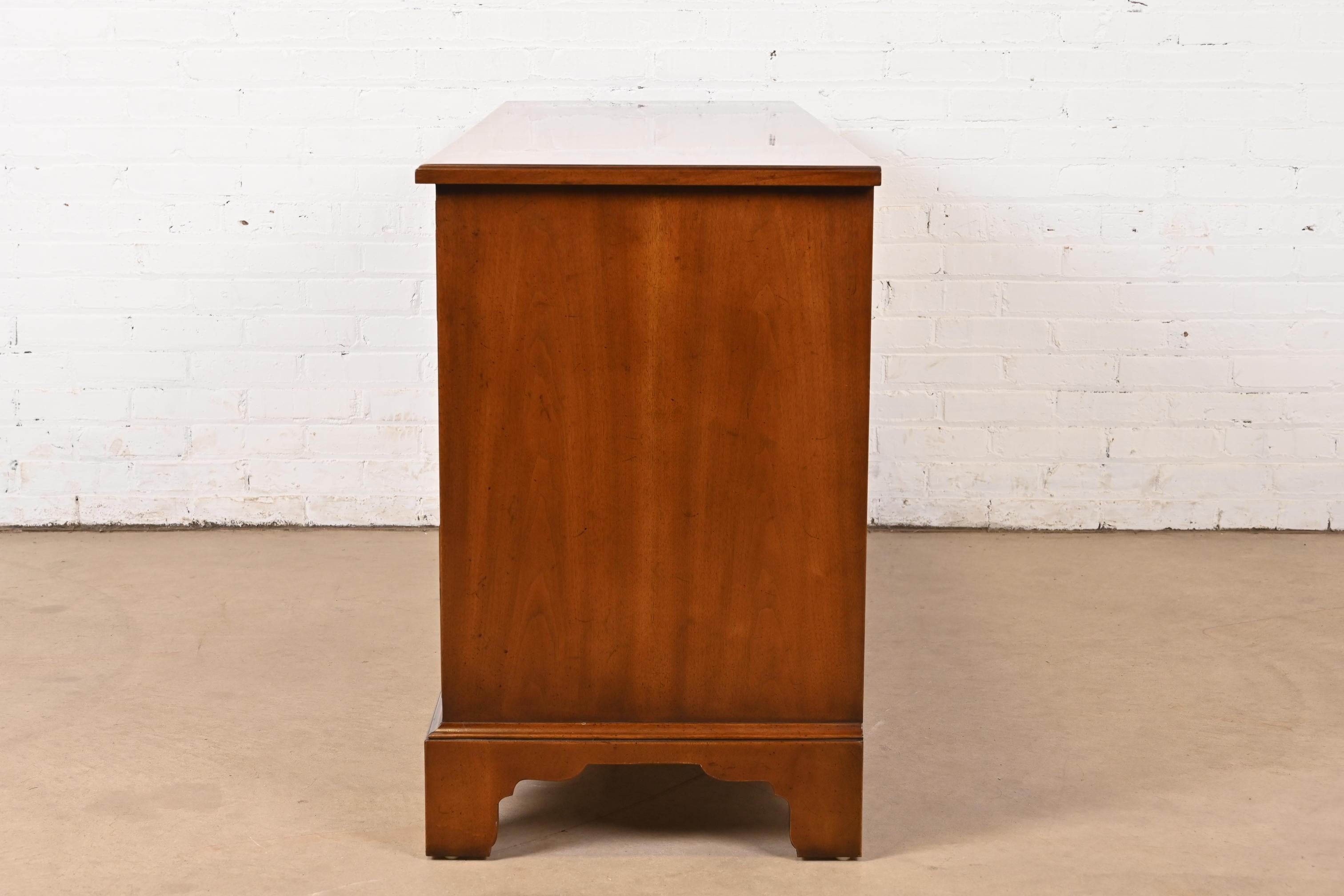 Henredon Georgian Banded Mahogany Seven-Drawer Dresser or Credenza 5