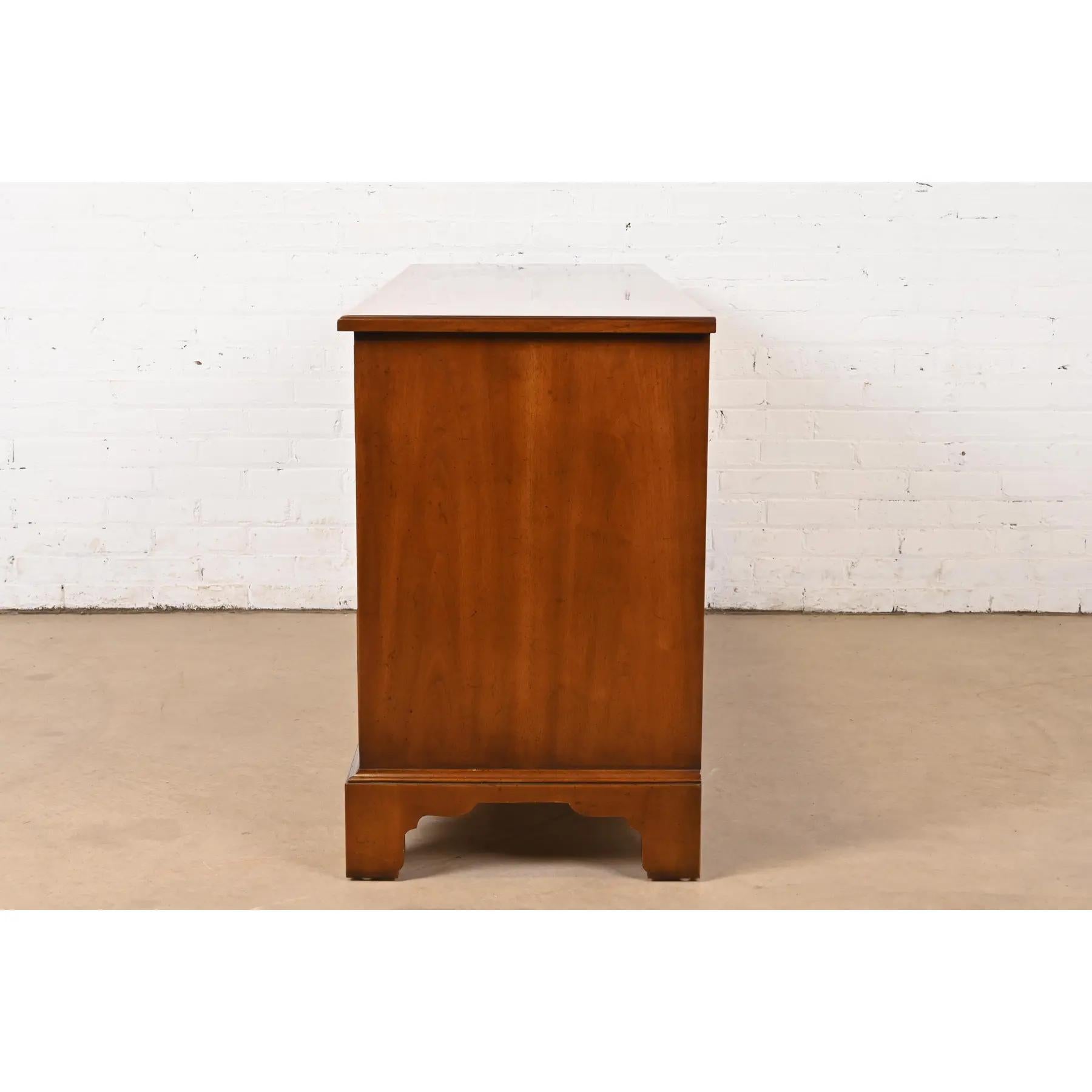 Henredon Georgian Banded Mahogany Seven-Drawer Dresser or Credenza 4