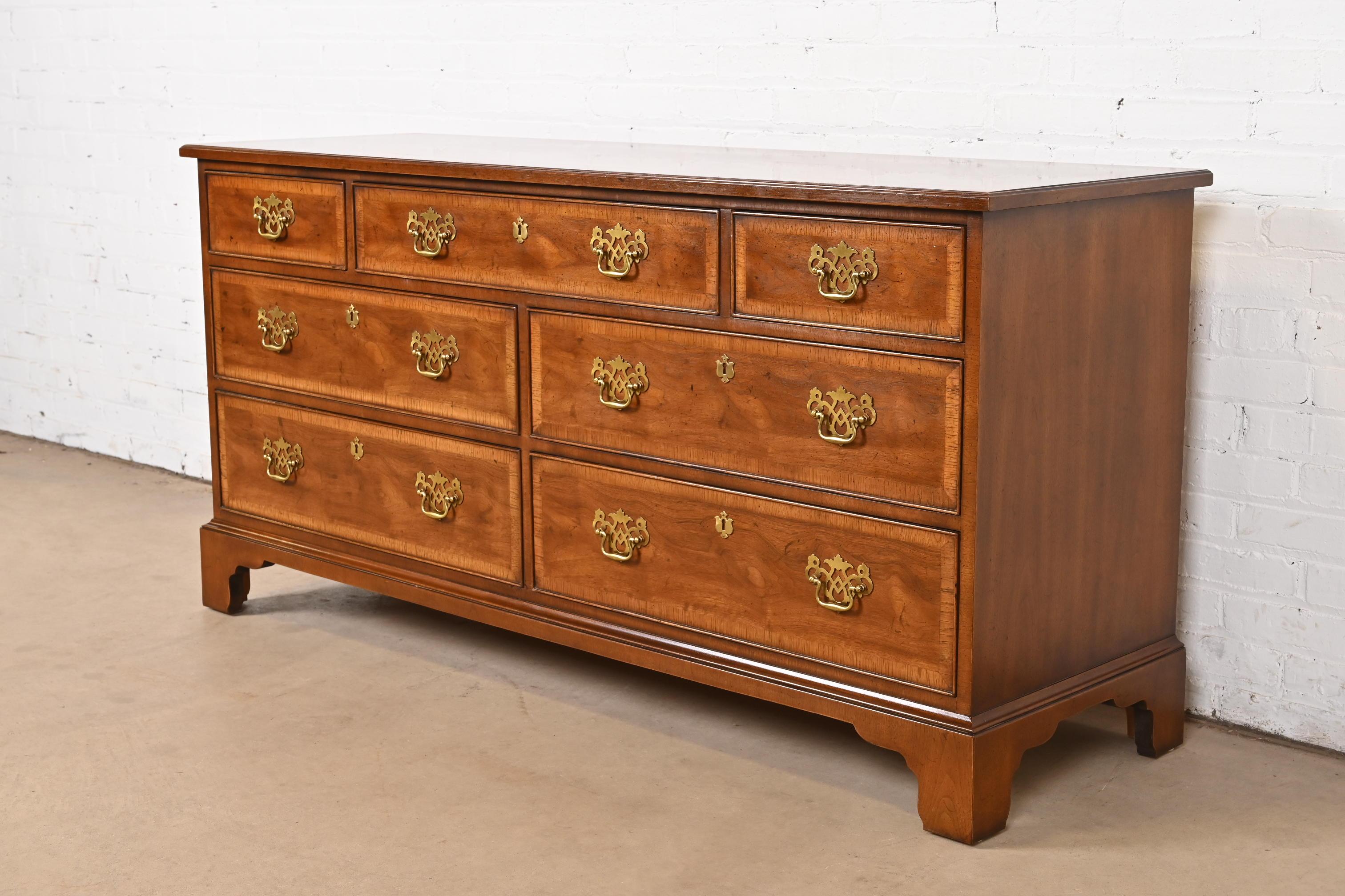 Henredon Georgian Banded Mahogany Seven-Drawer Dresser or Credenza In Good Condition In South Bend, IN