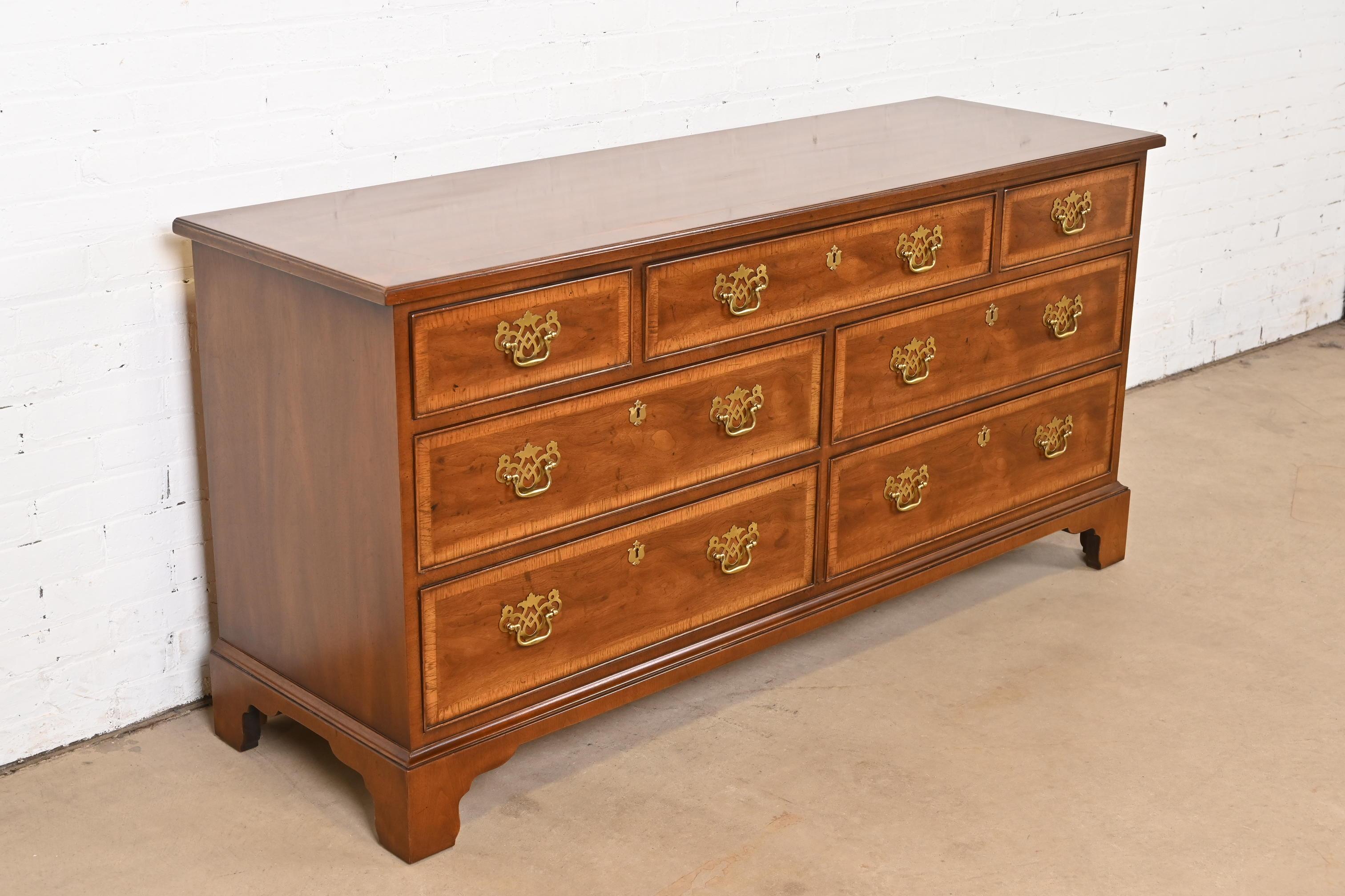 Late 20th Century Henredon Georgian Banded Mahogany Seven-Drawer Dresser or Credenza