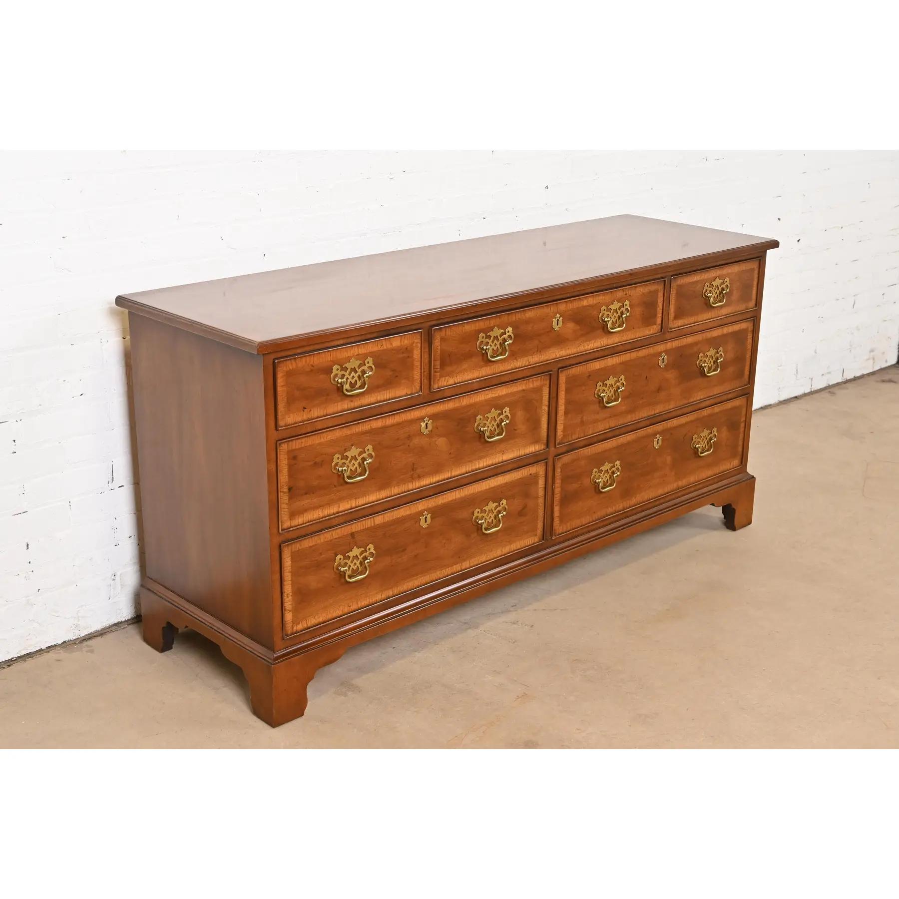 Henredon Georgian Banded Mahogany Seven-Drawer Dresser or Credenza In Good Condition In South Bend, IN