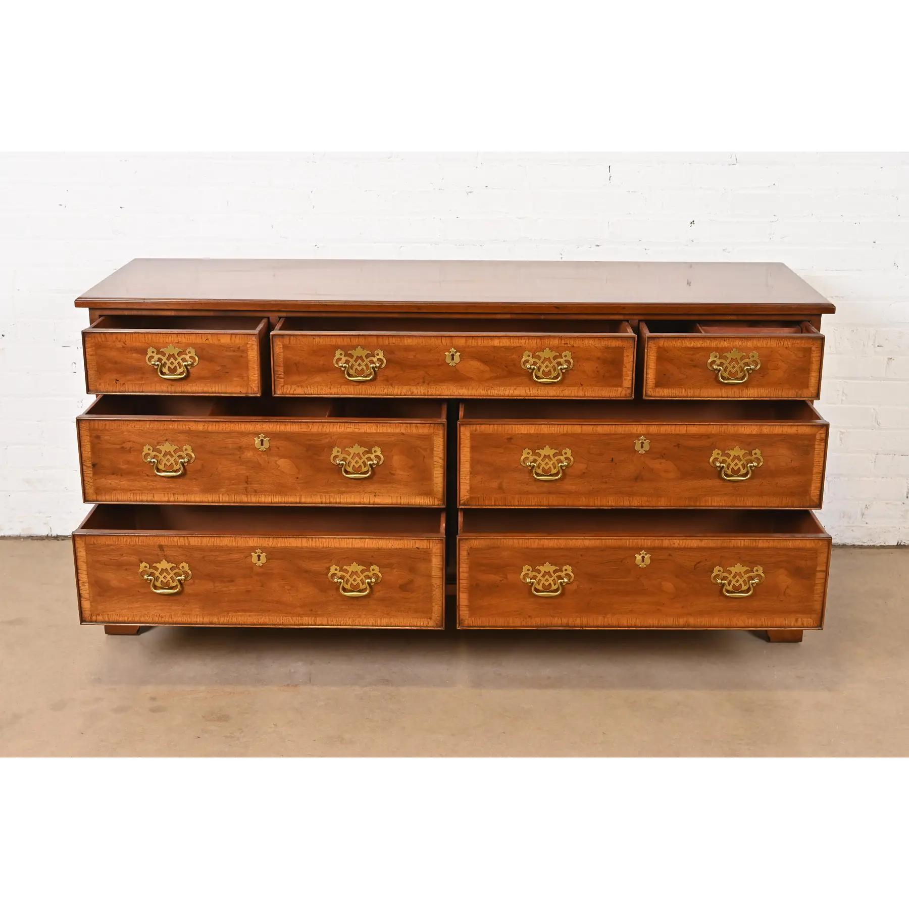 Late 20th Century Henredon Georgian Banded Mahogany Seven-Drawer Dresser or Credenza