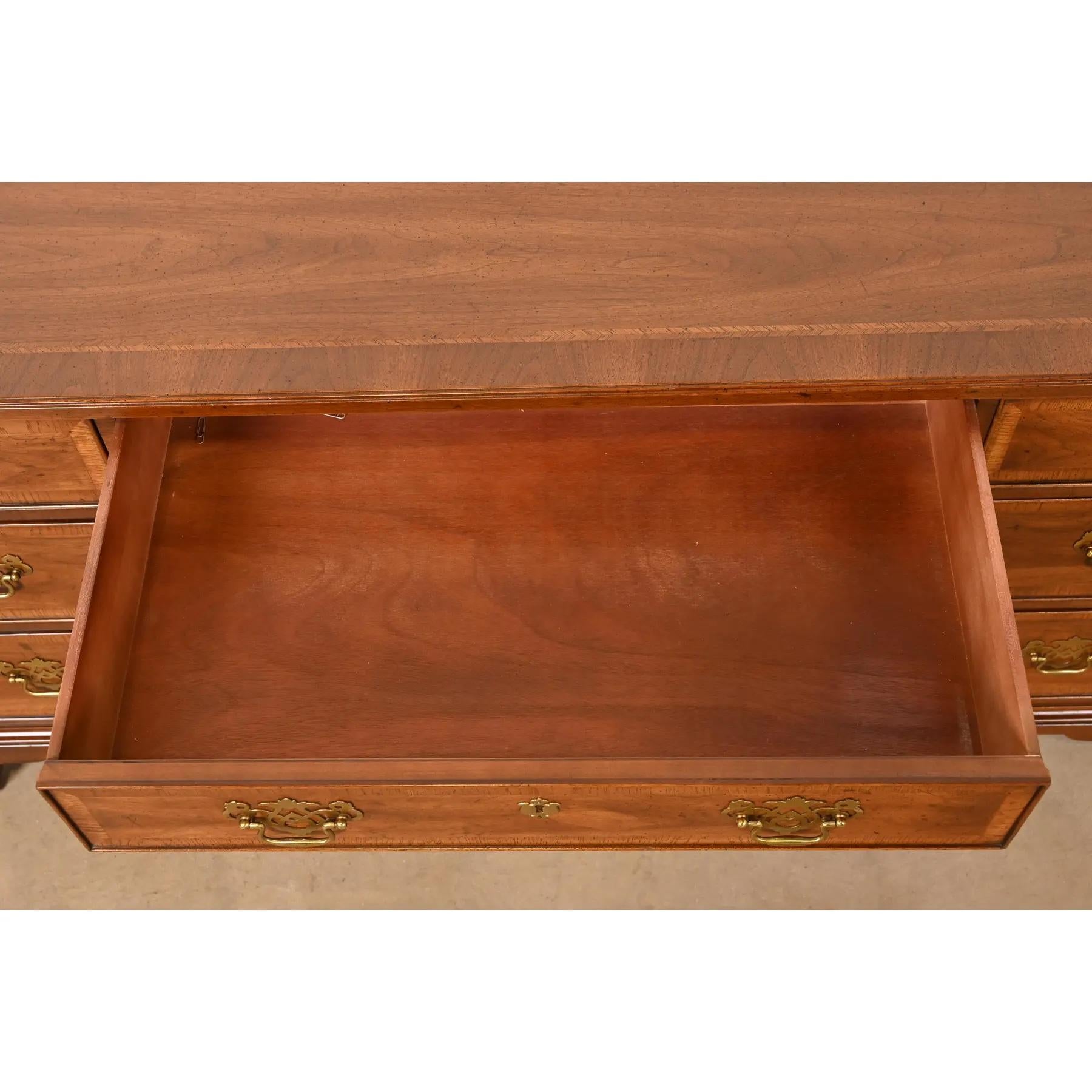 Late 20th Century Henredon Georgian Banded Mahogany Seven-Drawer Dresser or Credenza