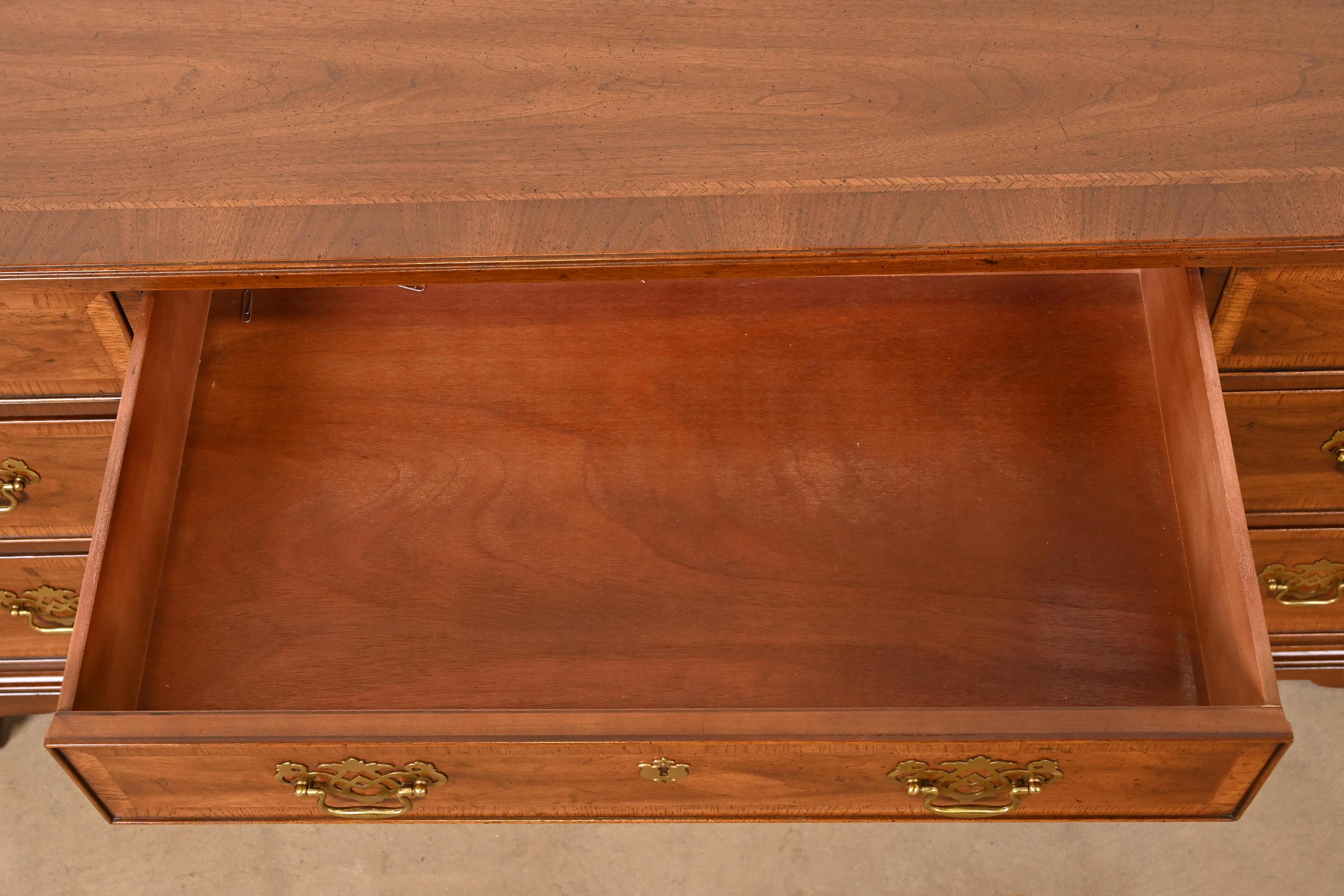 Henredon Georgian Banded Mahogany Seven-Drawer Dresser or Credenza 1