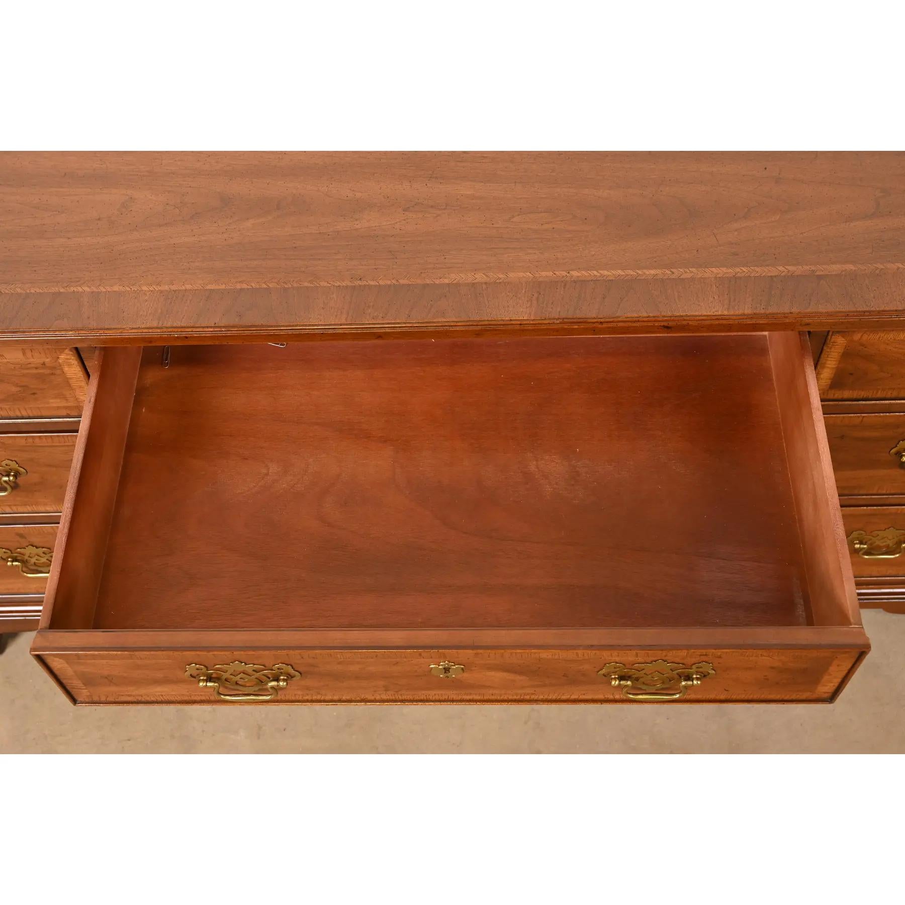 Brass Henredon Georgian Banded Mahogany Seven-Drawer Dresser or Credenza