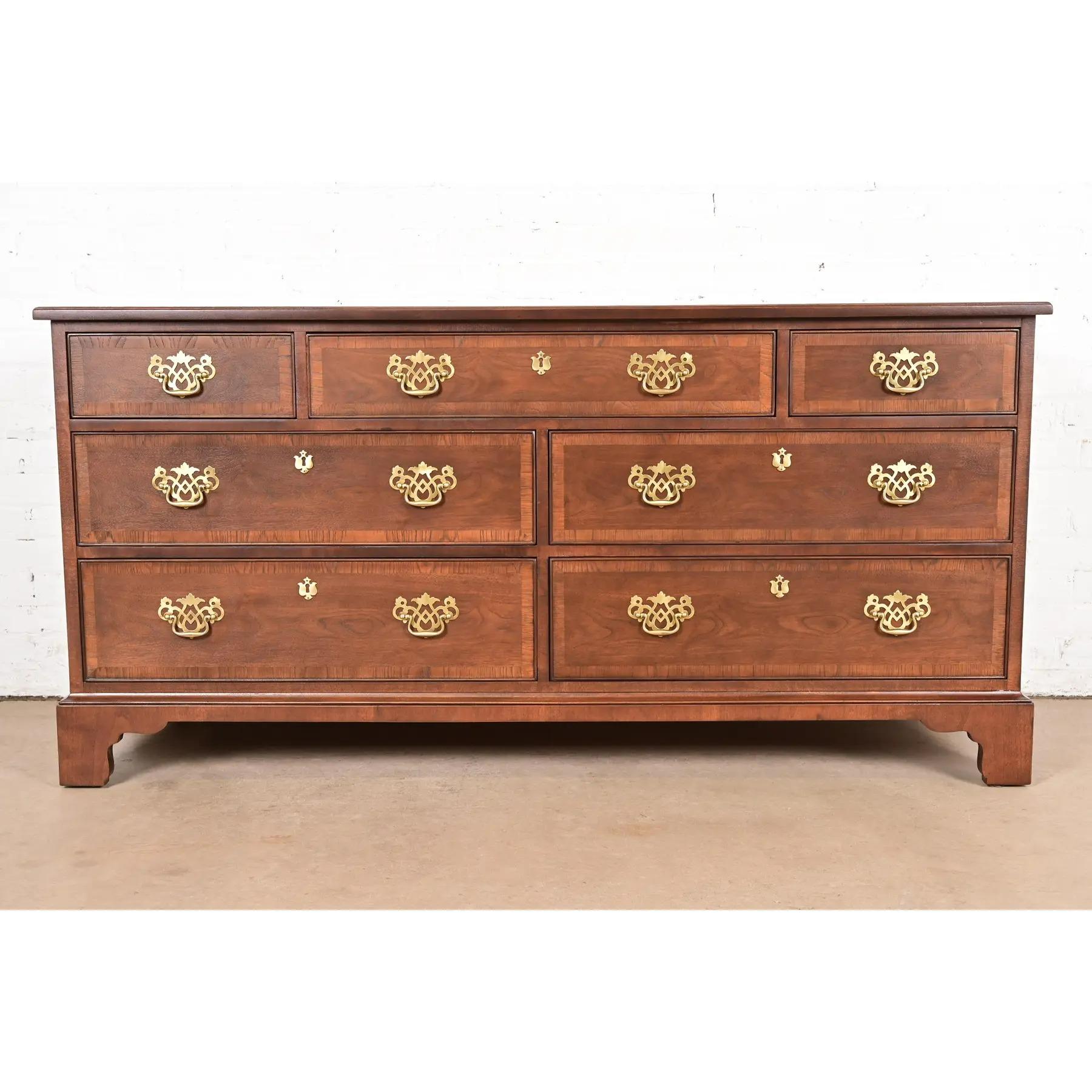Uno splendido comò, credenza o cassettone a sette cassetti in stile georgiano o Chippendale

Di Henredon, Collezione 