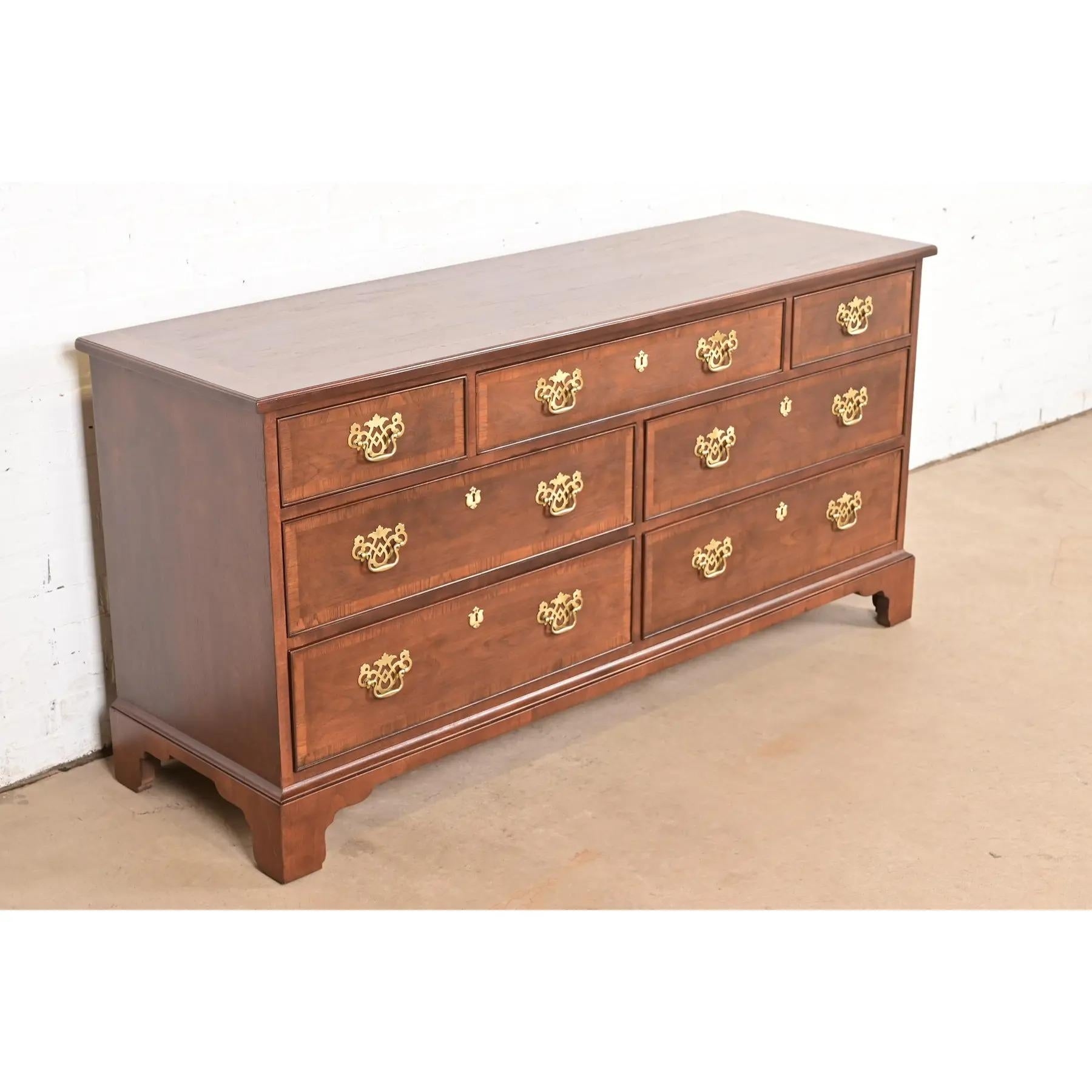 Comò o credenza a sette cassetti in mogano a bande georgiane di Henredon, rifinito In condizioni buone in vendita a South Bend, IN
