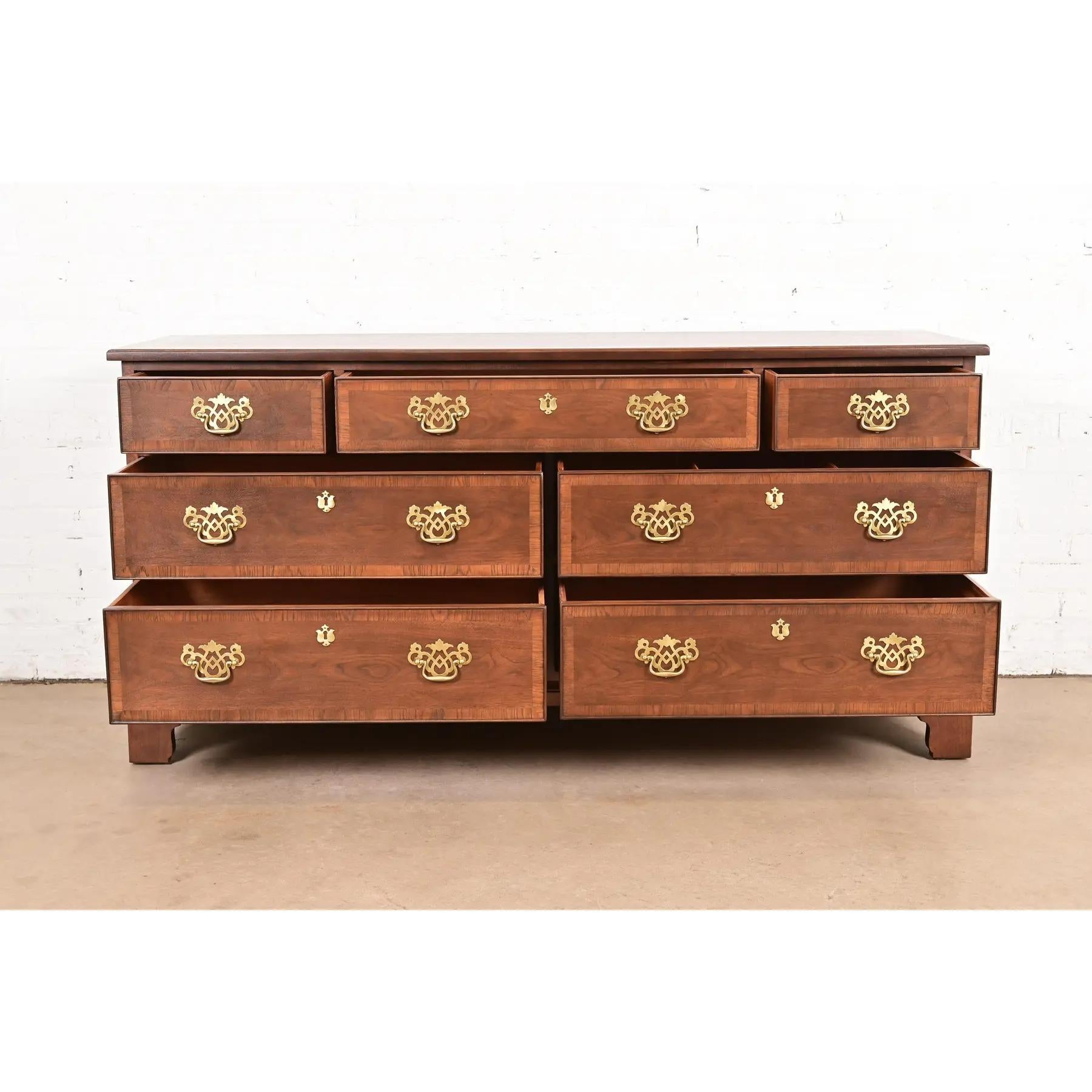 Fine XX secolo Comò o credenza a sette cassetti in mogano a bande georgiane di Henredon, rifinito in vendita