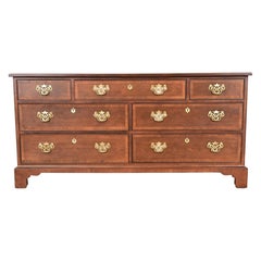 Henredon Commode ou crédence à sept tiroirs en acajou à bandes de style géorgien, restaurée