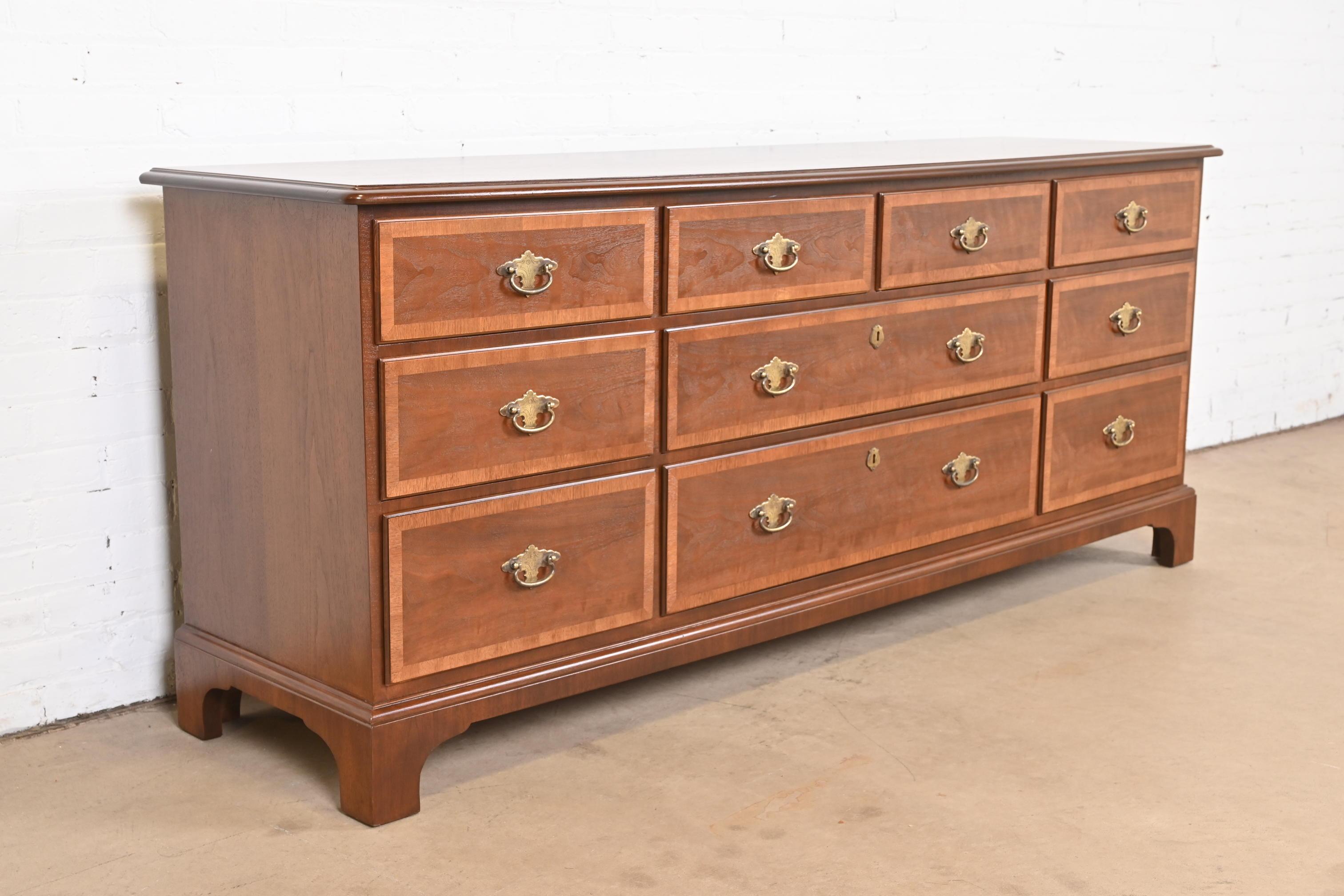 Henredon Georgian Banded Mahogany Ten Drawer Dresser or Credenza, Refinished In Good Condition In South Bend, IN