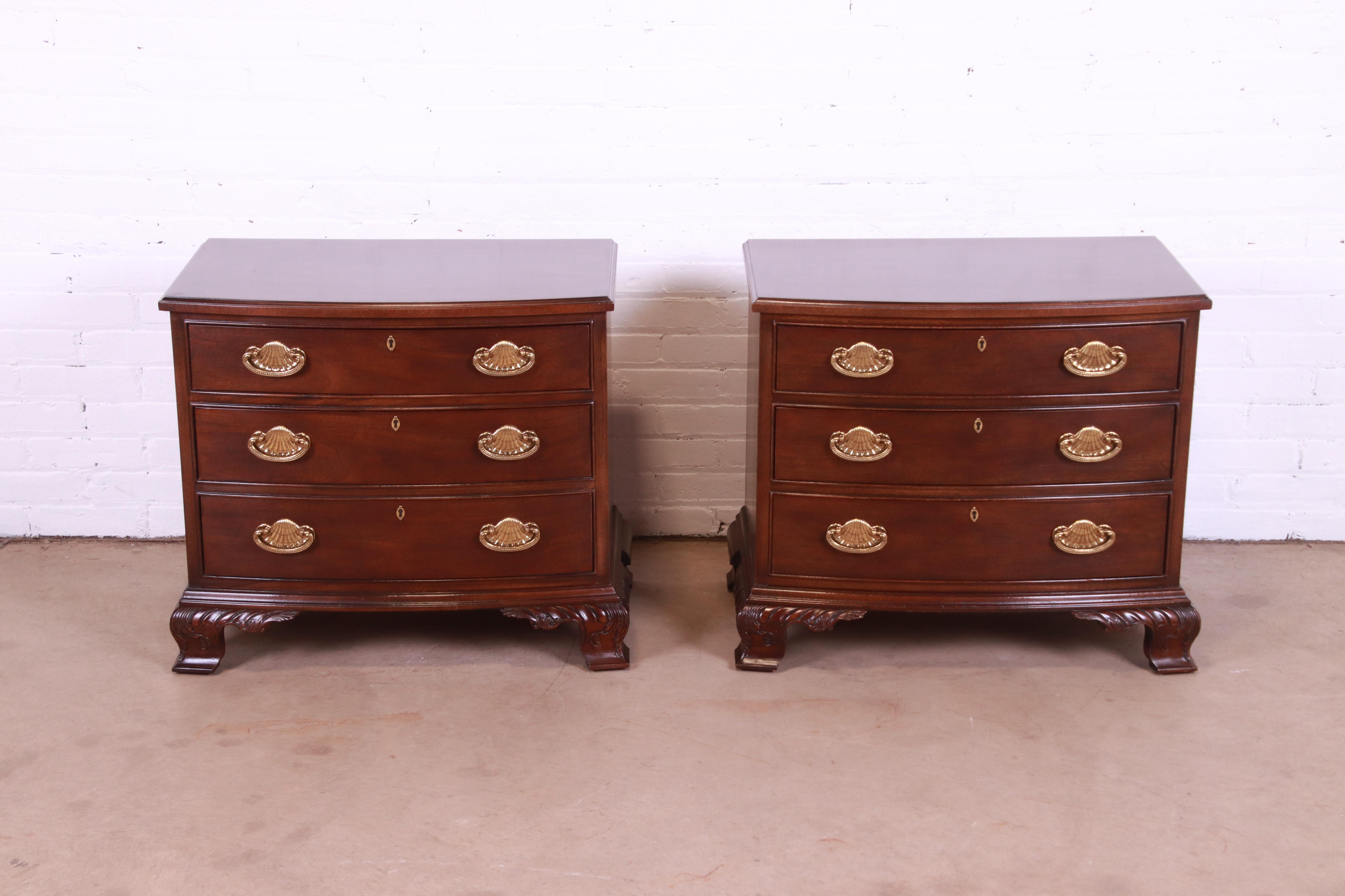 A gorgeous pair of Georgian or Chippendale style three-drawer nightstands

By Henredon

USA, Circa 1980s

Carved solid mahogany, with original brass hardware.

Measures: 29.5