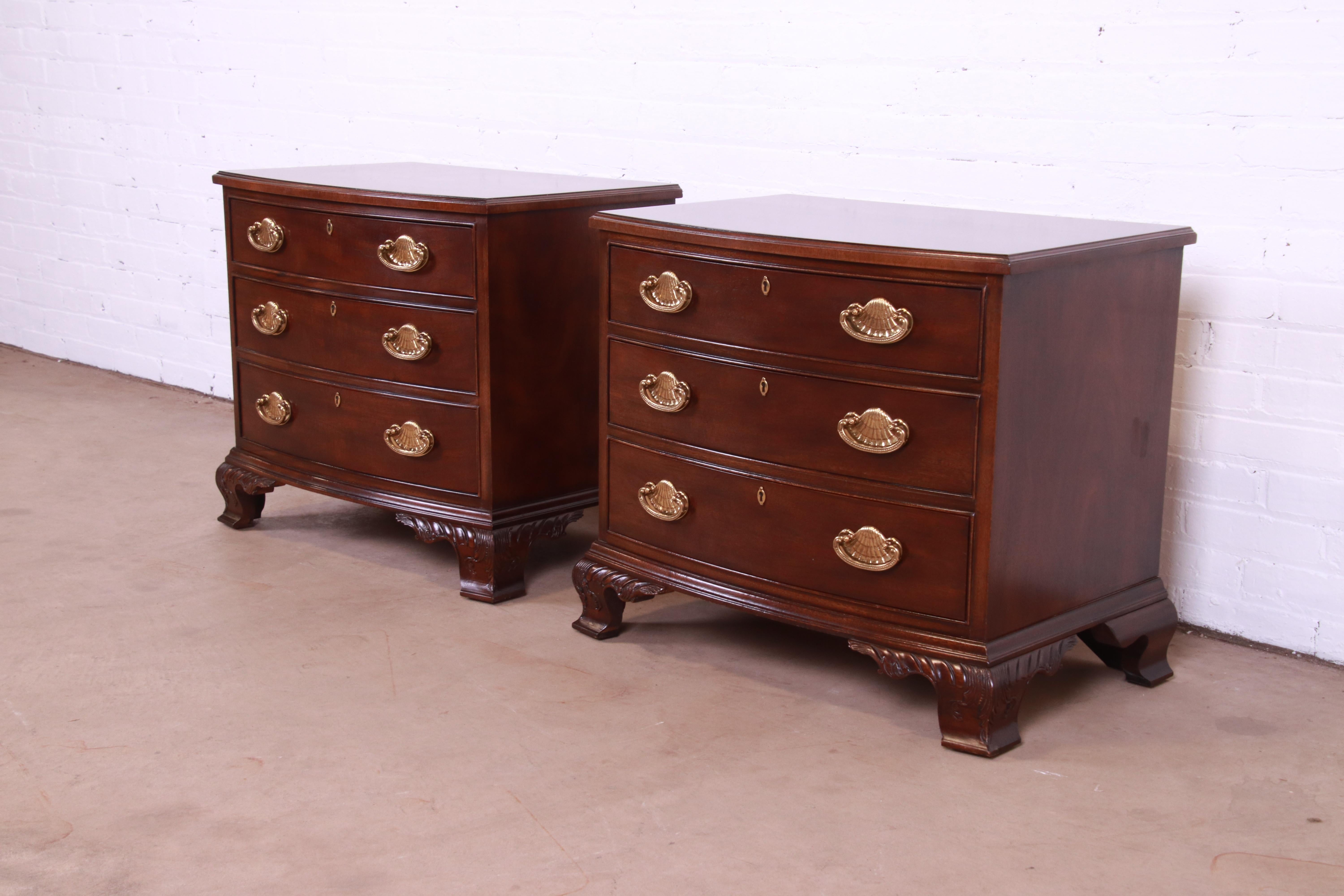 Henredon Georgian Carved Mahogany Bedside Chests, Pair In Good Condition In South Bend, IN