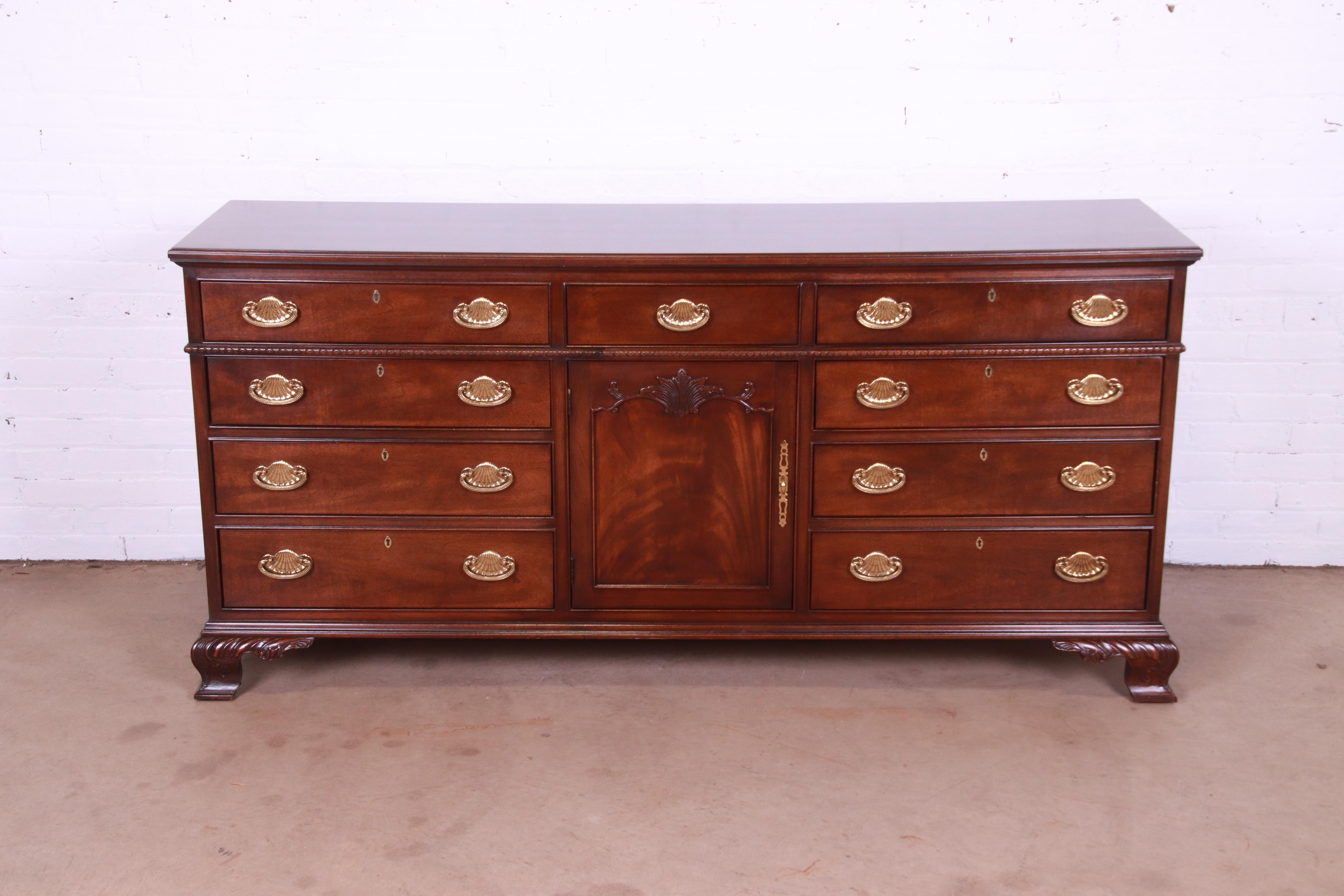 A gorgeous Goergian or Chippendale style nine-drawer long dresser or credenza

By Henredon

USA, 1980s

Carved mahogany, with original brass hardware.

Measures: 72