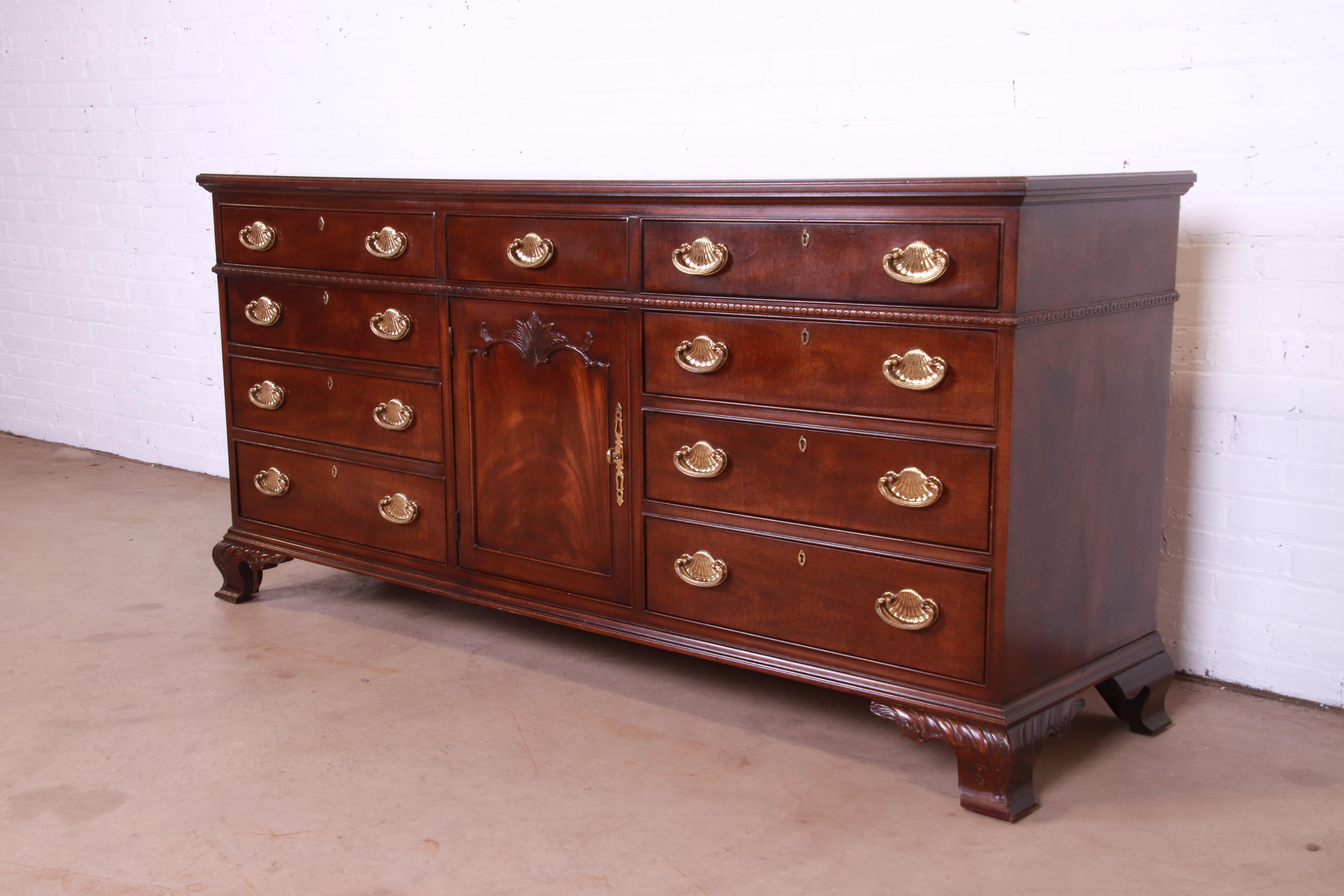 Henredon Georgian Carved Mahogany Dresser or Credenza In Good Condition In South Bend, IN