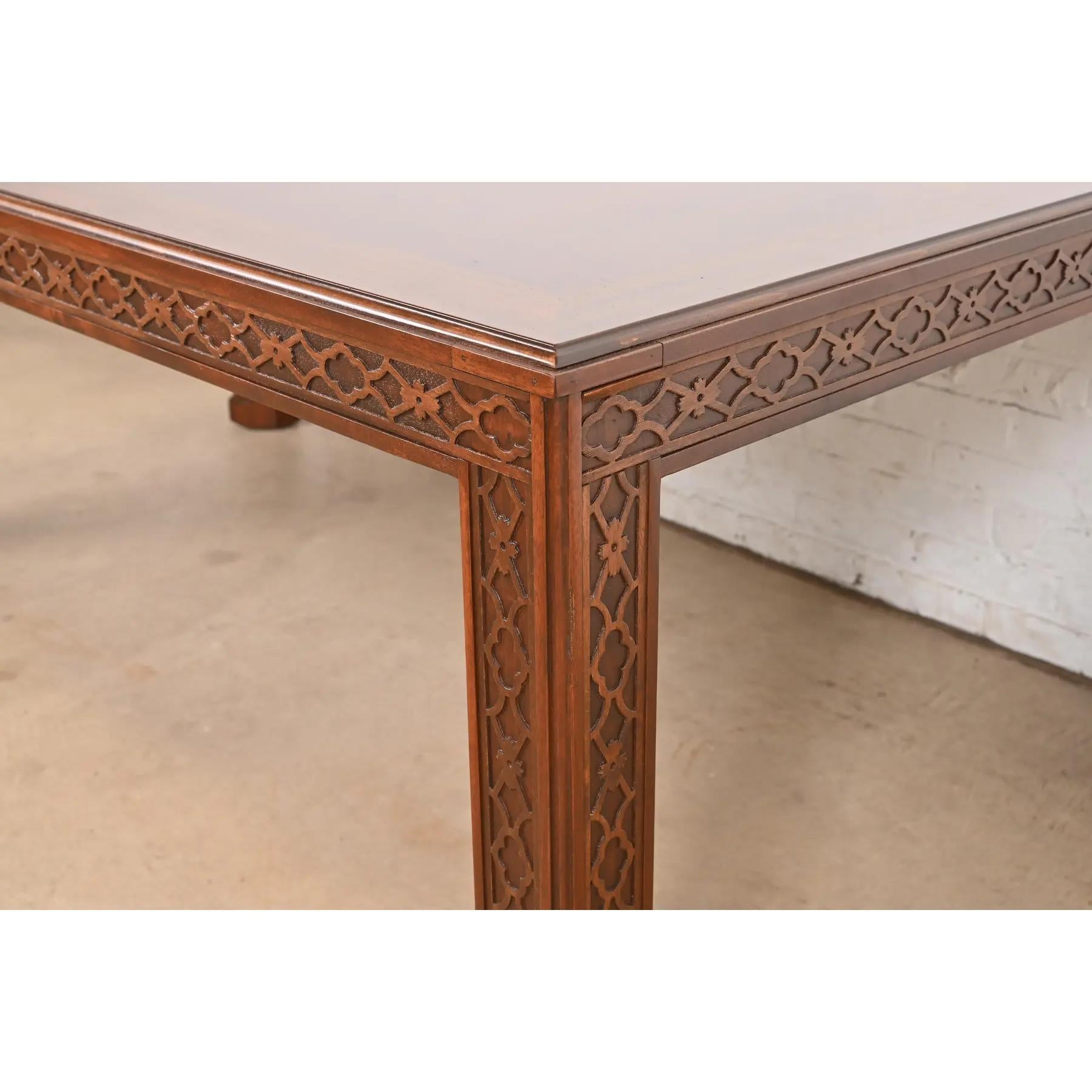 Henredon Table de salle à manger à rallonge en acajou sculpté de style géorgien, nouvellement repeinte en vente 4