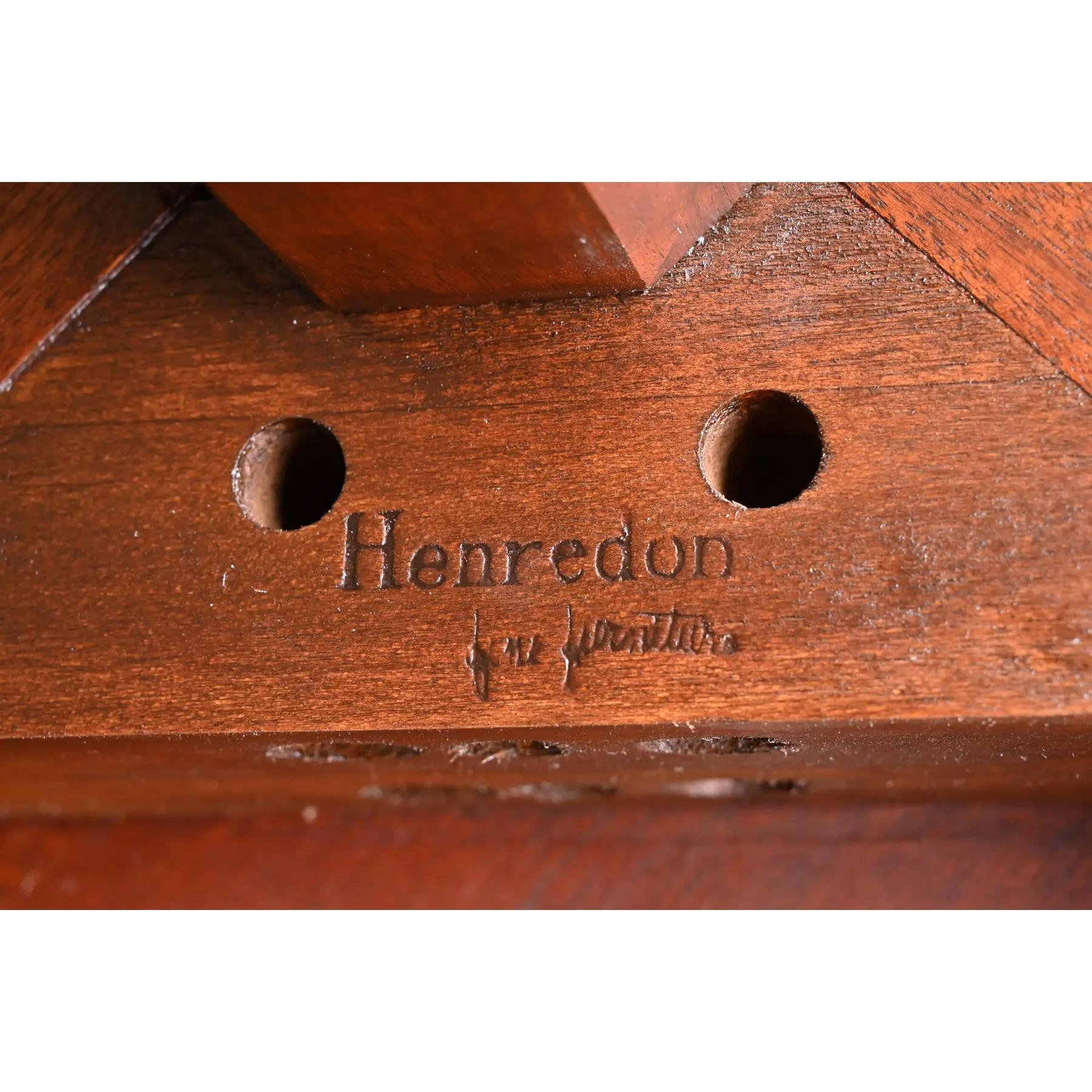 Henredon Table de salle à manger à rallonge en acajou sculpté de style géorgien, nouvellement repeinte en vente 6